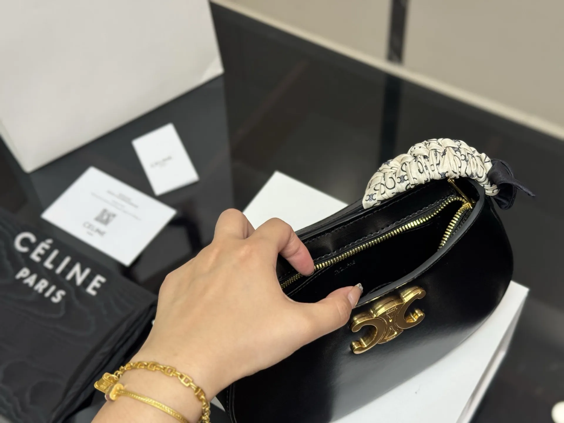 &yen;160 配盒 size：23*13cm celine tilly 好看又好用的包 2025新款小可爱Tilly 复古性感百搭小包 赛琳不容错过！！ ⚠️牛皮皮质