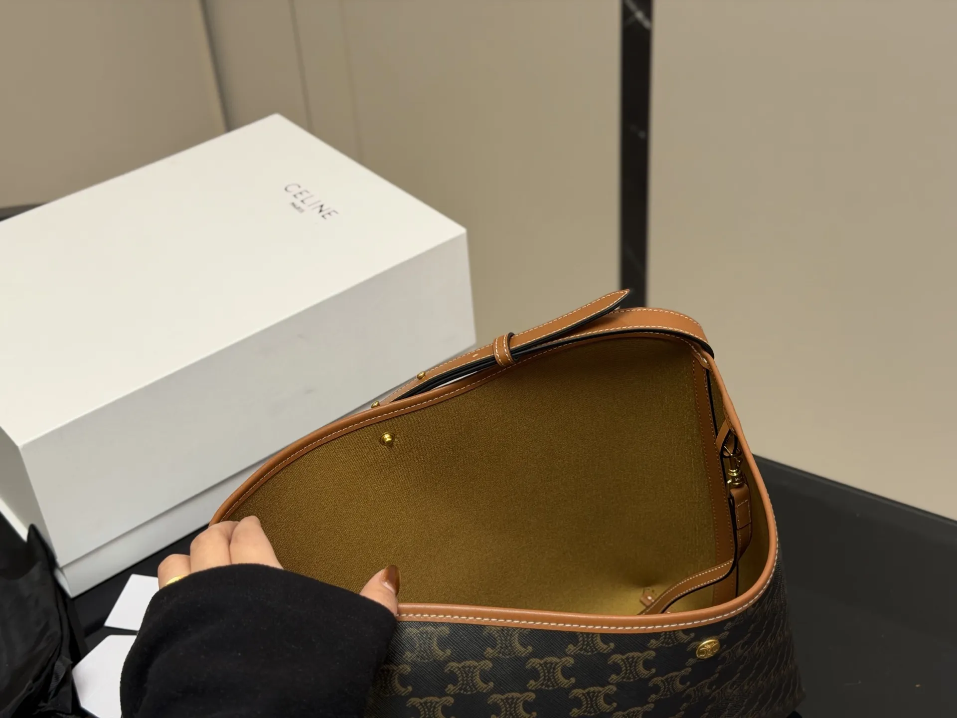 &yen;190 配盒 赛琳CELINE｜SOFT SHOPPER托特包 超轻，带一个子母包，容量很大，阔以放电脑， 适合搭配秋冬～ 我先心动了姐妹们 尺寸:33.24cm