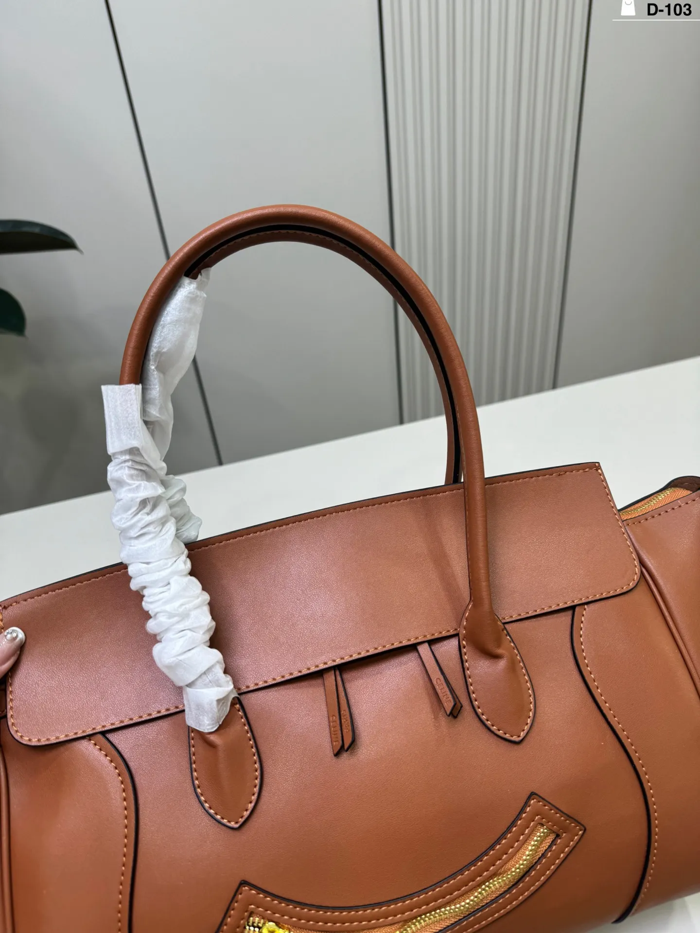 💰p200 D-103尺寸36×22 CELINE 赛琳New Luggage 手袋笑脸包 通勤休闲都很适合。 手提斜挎都OK,实用又优雅,CELINE经典