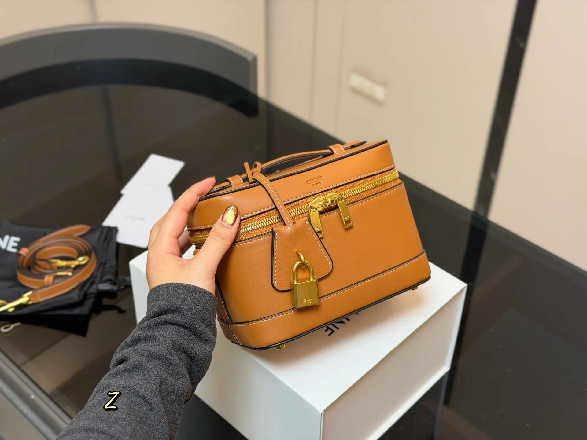 ¥190 配折叠盒 赛琳CELINE 复古斜挎包 真的很有气质的款式容量是我喜欢的 不大却很能装质感不用多说 真的很华丽漂亮和实用兼顾无须多言 尺寸:18.13cm