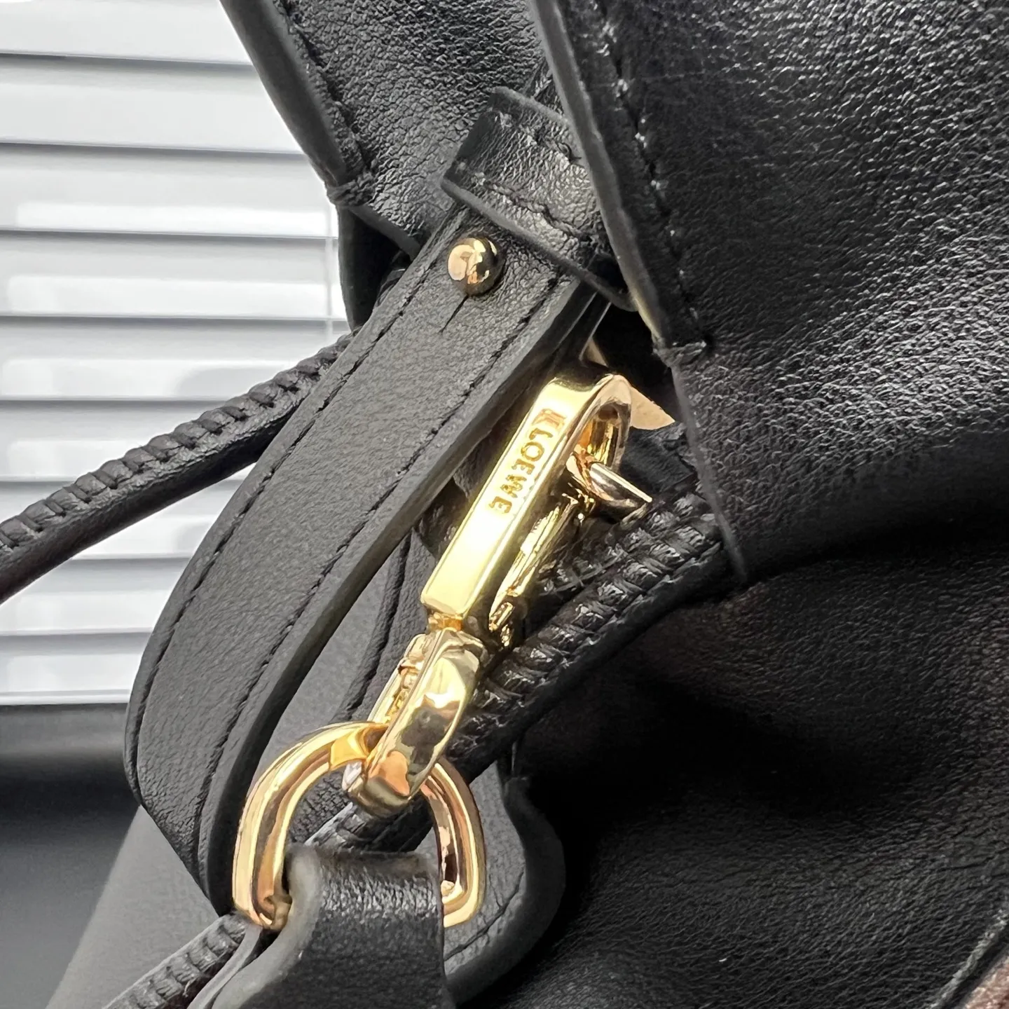 💰248包邮❗ 拼色 𝑳𝒐𝒆𝒘𝒆 Flamenco 福袋 可手提可斜挎 平纹牛皮 拉绳收紧 并打上标志性的盘绕结， &ldquo;肩背 斜挎或手拿*可拆卸和可调式肩带*隐形式磁扣开合 尺寸 大号：29-24-10 cm ❌不退不换慎重下单❌