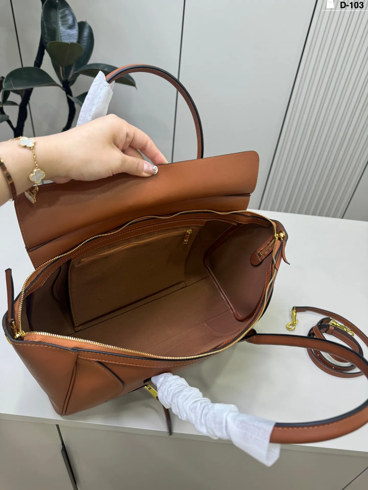 💰p200 D-103尺寸36×22 CELINE 赛琳New Luggage 手袋笑脸包 通勤休闲都很适合。 手提斜挎都OK,实用又优雅,CELINE经典