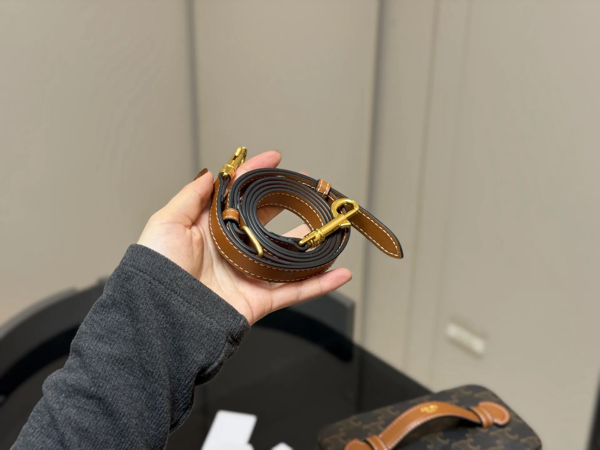 ¥190 配折叠盒 赛琳CELINE 复古斜挎包 真的很有气质的款式容量是我喜欢的 不大却很能装质感不用多说 真的很华丽漂亮和实用兼顾无须多言 尺寸:18.13cm