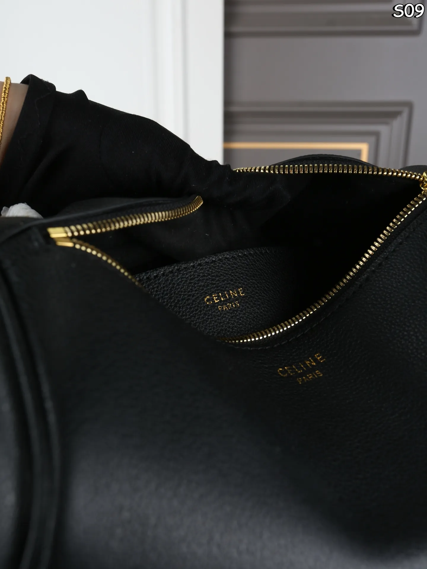 P155 折叠盒 CELINE赛琳 Triomphe CYLINDER 圆筒包 手提包 CELINE家族新成员 CYLINDER圆柱体手提包 轻便舒适 经典配色 🉑手拎🉑肩背 简直是深得我心 自重特别轻便的同时包型也都别出心裁 像这款长手柄的CYLINDER我都能想象到秋冬了手腕在驼色羊绒大衣上会有多么的精彩绝伦 尺寸:26×13