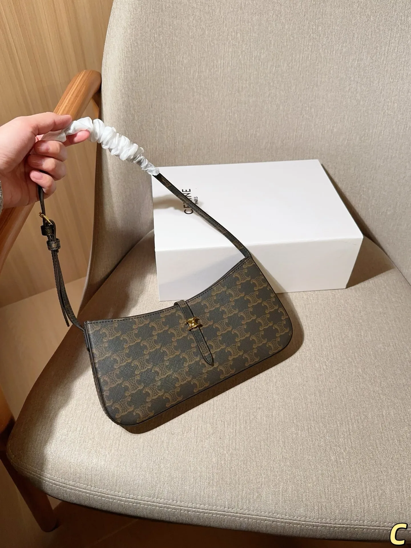 💰125 赛琳Celine 25新品TINA凯旋门腋下包 尺寸26×13×3 礼盒包装🎁