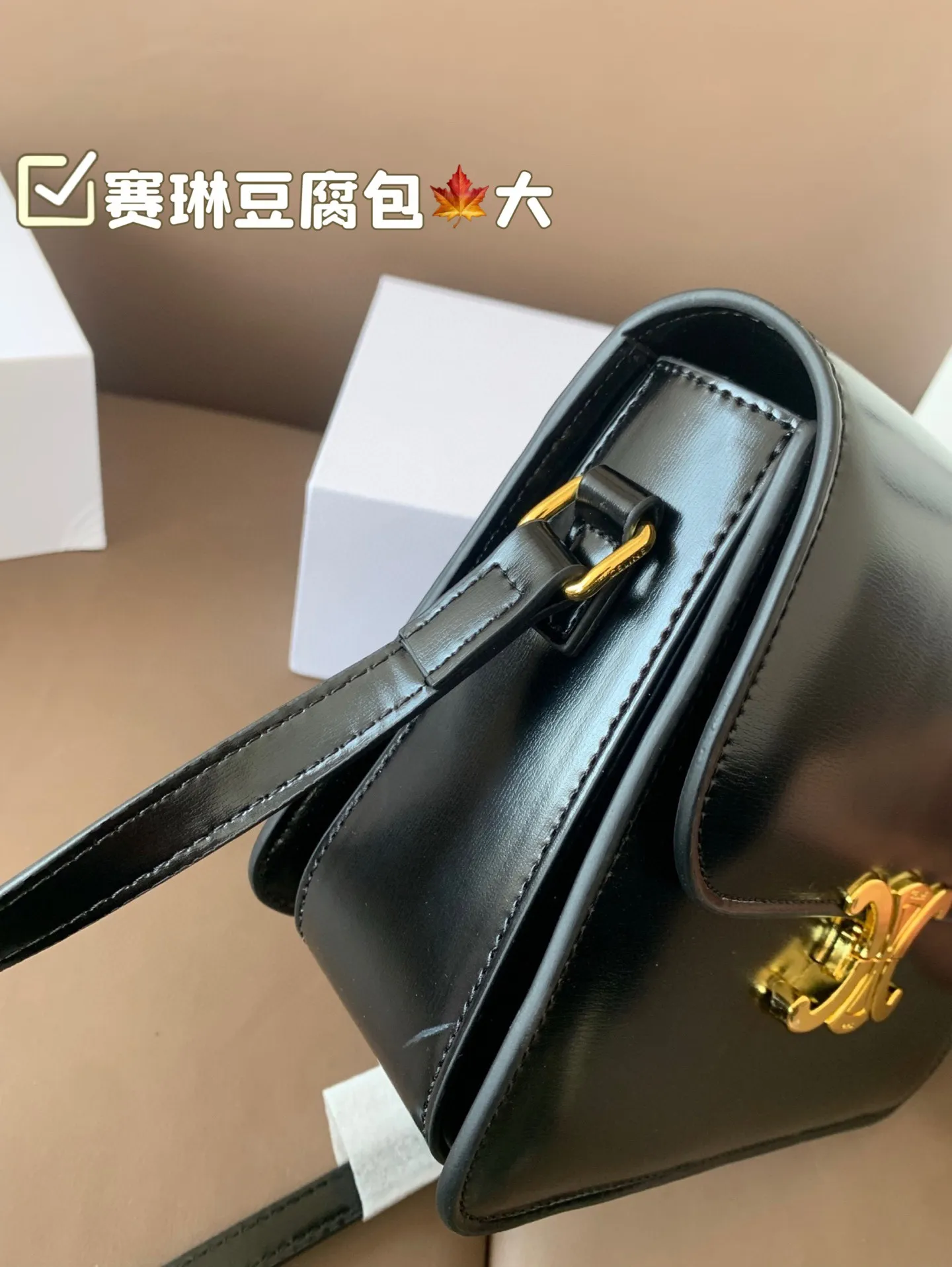 大号P140 赛琳豆腐包 大气又不失个性 任何搭配都可轻松驾驭 是每个优雅可爱女孩必入单品 折叠盒 尺寸大号22*17