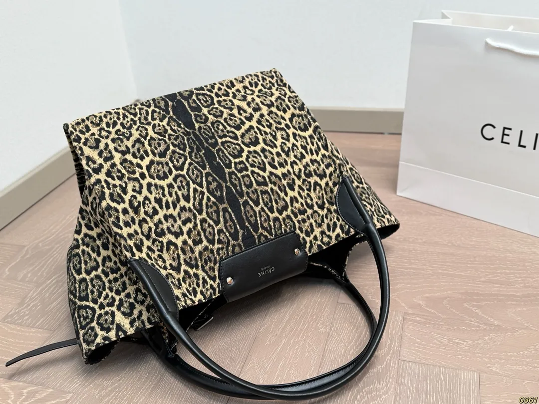 ¥200 赛琳Celine 豹纹托特包 设计超有质感 充满轻松休闲气息 尺寸:32 28 28