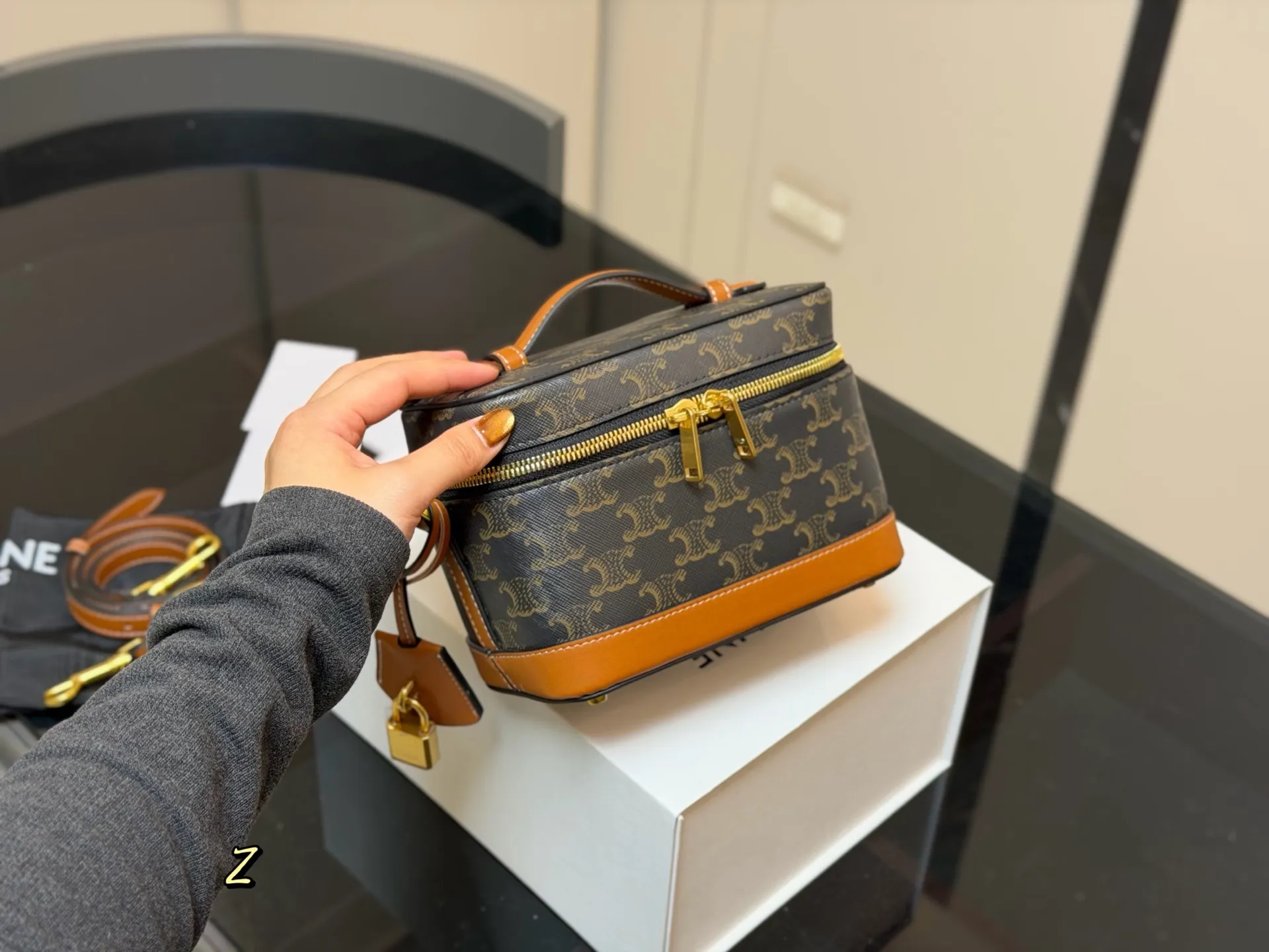 ¥190 配折叠盒 赛琳CELINE 复古斜挎包 真的很有气质的款式容量是我喜欢的 不大却很能装质感不用多说 真的很华丽漂亮和实用兼顾无须多言 尺寸:18.13cm