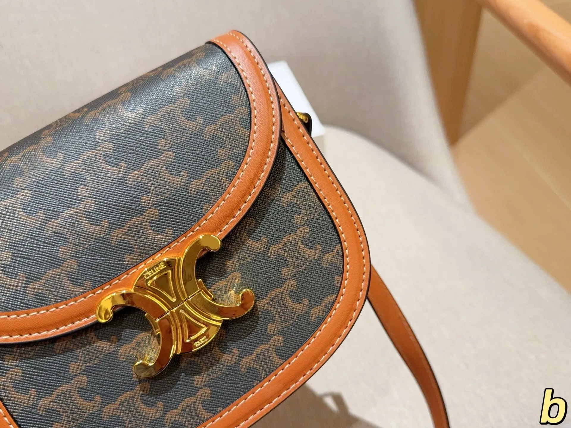 💰140 Celine/赛琳 经典半圆马鞍包 尺寸18×15×5 礼盒包装🎁