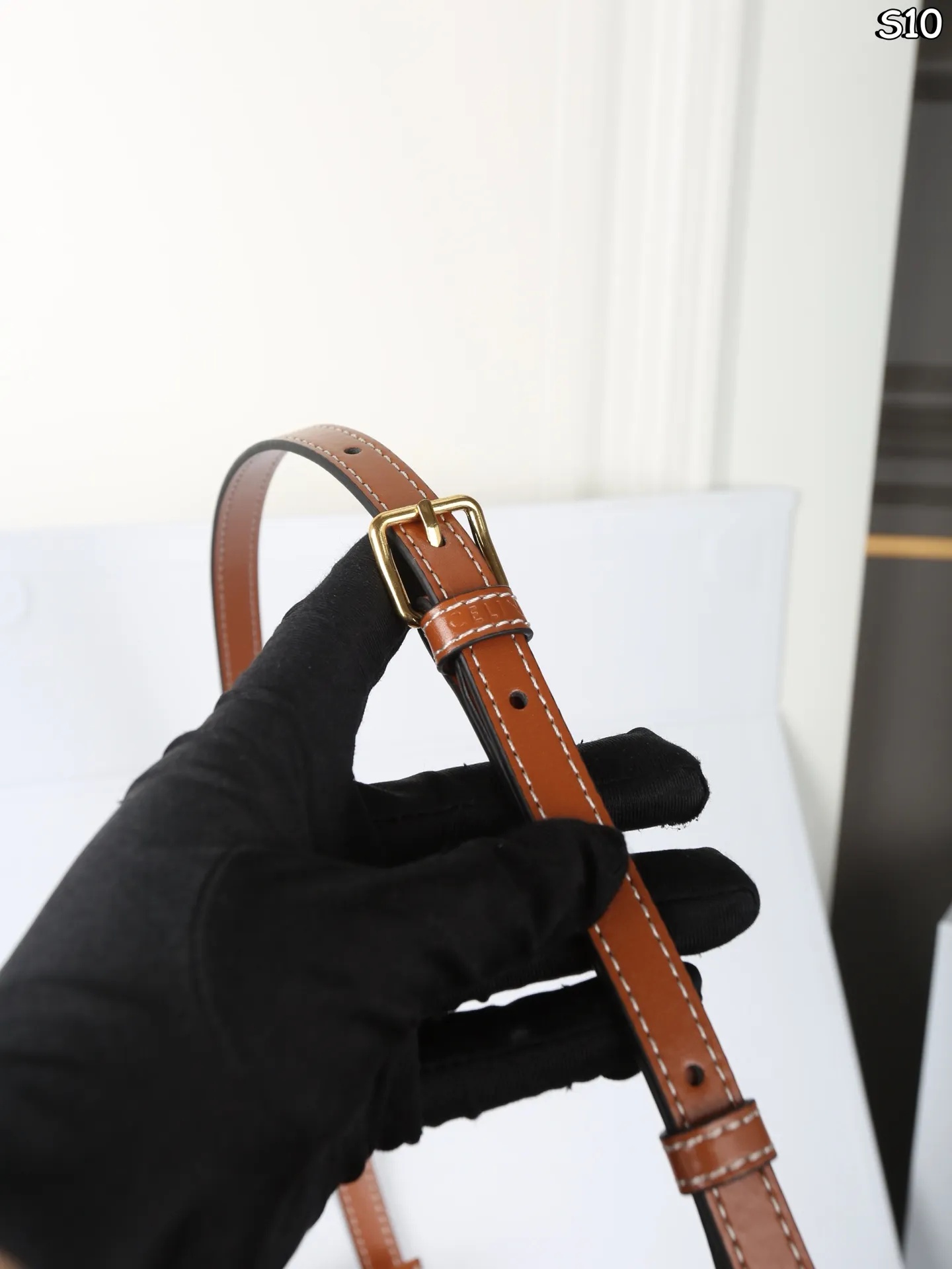 P120 折叠盒 CELINE赛琳 TINA 腋下包 单肩包 巨百搭的小包!巨好看! 纤巧利落,规整有型 新款超薄单肩包,时尚感满满,有同名Tina的美眉来收了属于自己的包吗 尺寸:25×13