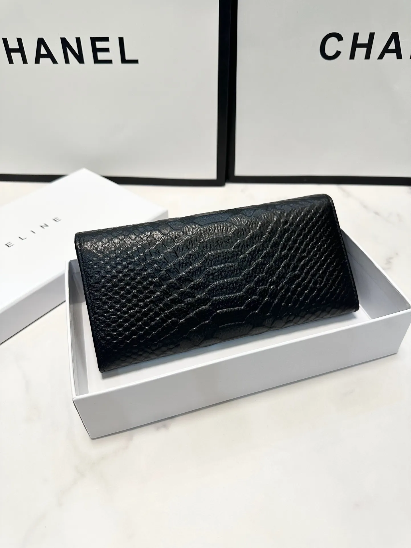 P95🎀🎀颜色 黑🎀尺寸 19x10🎀赛琳爆款牛皮两折钱包🔥款式经典做工精细耐磨耐用手感极佳❤️