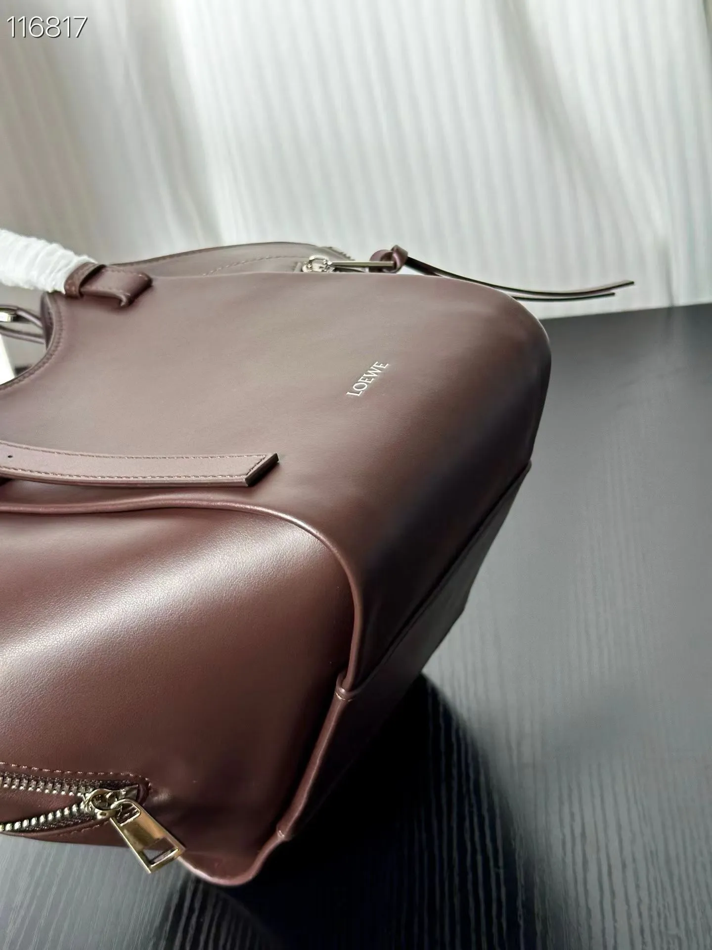 💰230包邮❗ LOEWE｜松弛感大包 Hammock Flip吊床包 Hammock的升级版来咯 变得更时髦 更松弛了 肩带部分可以调节为腋下hobo背法 调短手拎也很方便☕️ 容量可以放下一个iPad Pro 出差 通勤没有问题 15x22.5x22cm：15x22.5x22cm 款号：7079 ❌不退不换慎重下单❌