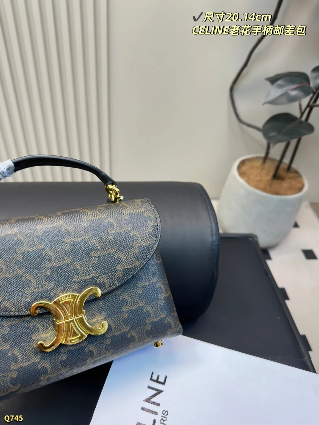 💰175配折叠盒 尺寸20.14cm 赛琳CELINE |老花NINO小号 经典元素:老花图案 复古与现代感兼具,辨识度高 相对于其它品牌的老花 Celine更低调跟年轻时髦 老花:帆布涂层 好处:轻便耐磨 防水 防刮蹭 护理简单 佩戴方式:手拿 斜挎 单肩