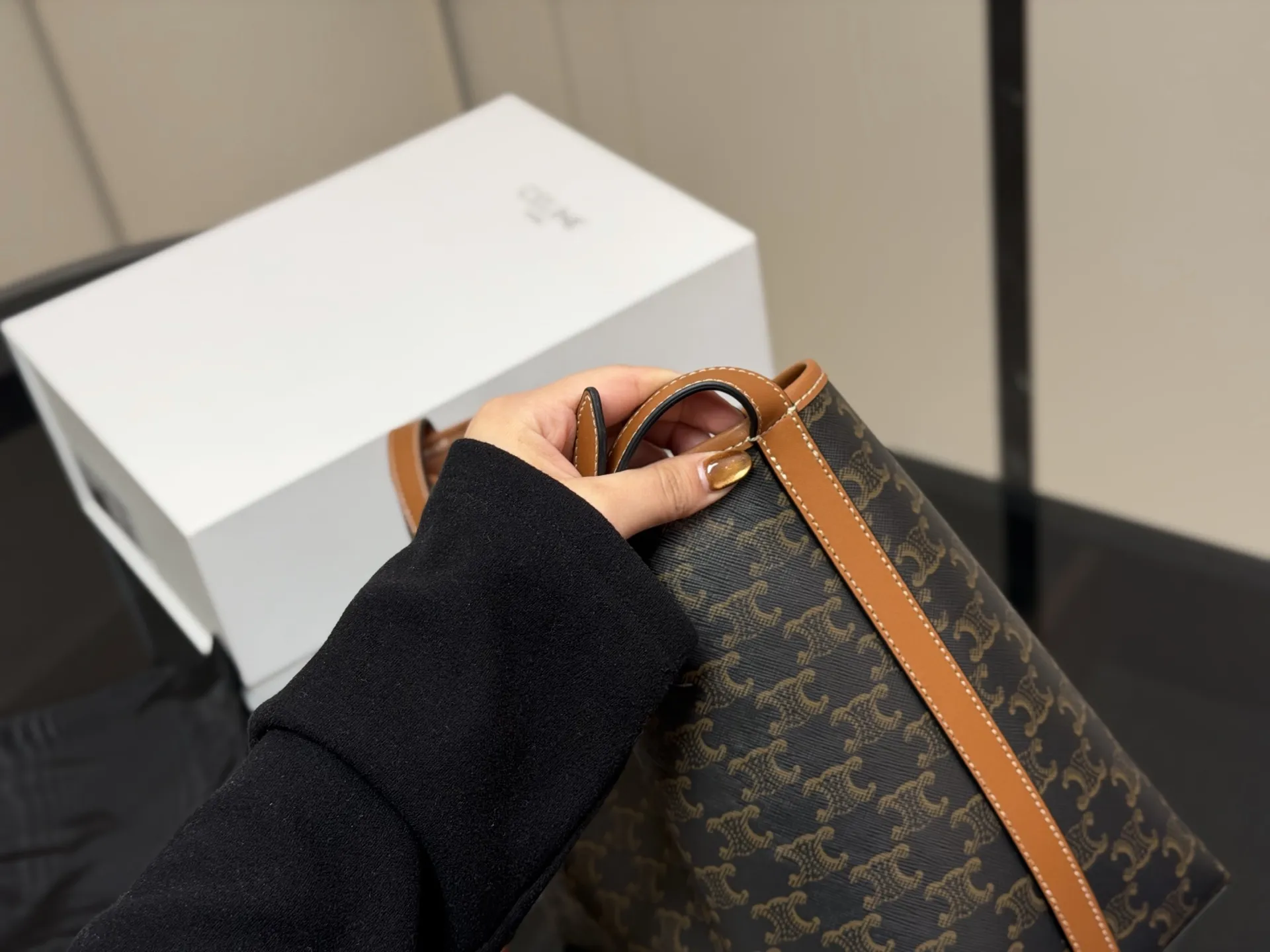 ¥190 配盒 赛琳CELINE|SOFT SHOPPER托特包 超轻,带一个子母包,容量很大,阔以放电脑, 适合搭配秋冬~ 我先心动了姐妹们 尺寸:33.24cm