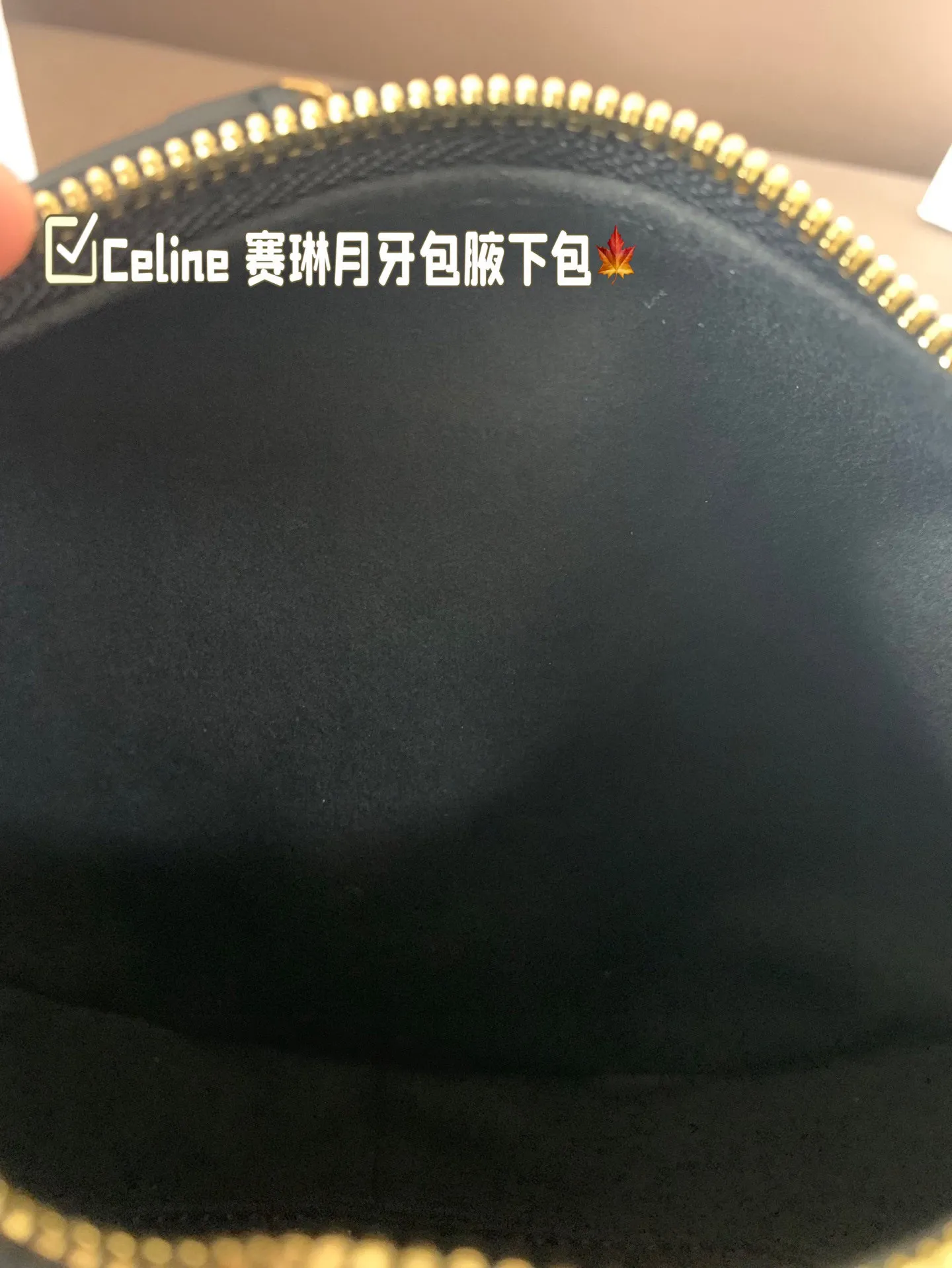 P150 size:22*15 Celine 赛琳最新款腋下包💕 小巧优雅的月牙🌙形轮廓， 上身都是休闲感，真的太🔥了！ 容量可以满足当下出门需求， 夏天很方便的一款，超百搭‼️