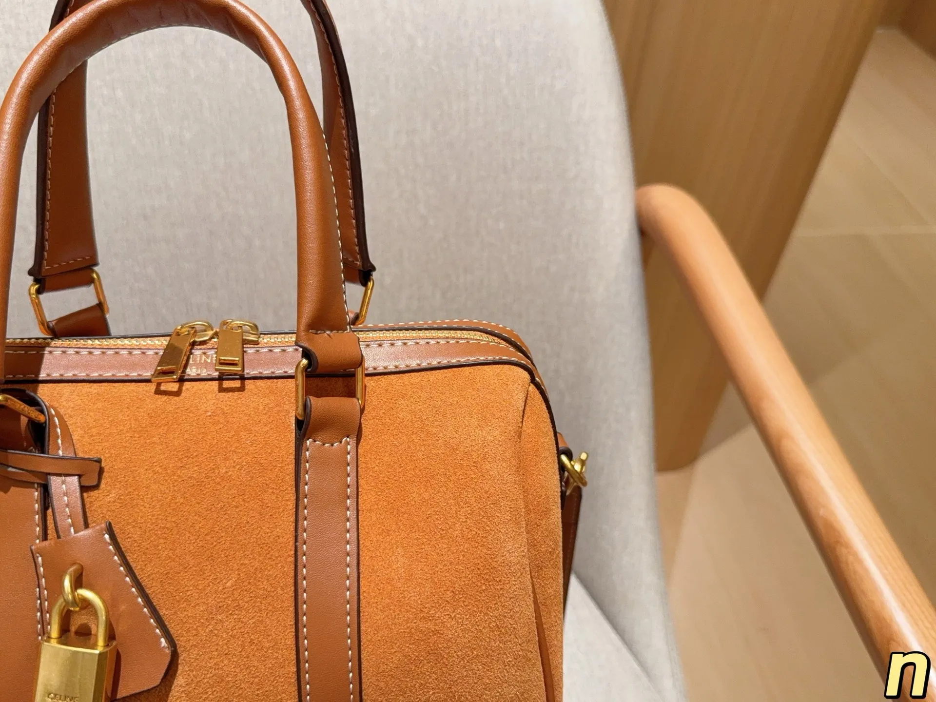 💰175 赛琳Celine 麂皮绒波士顿Boston枕头包 尺寸25cm 礼盒包装🎁
