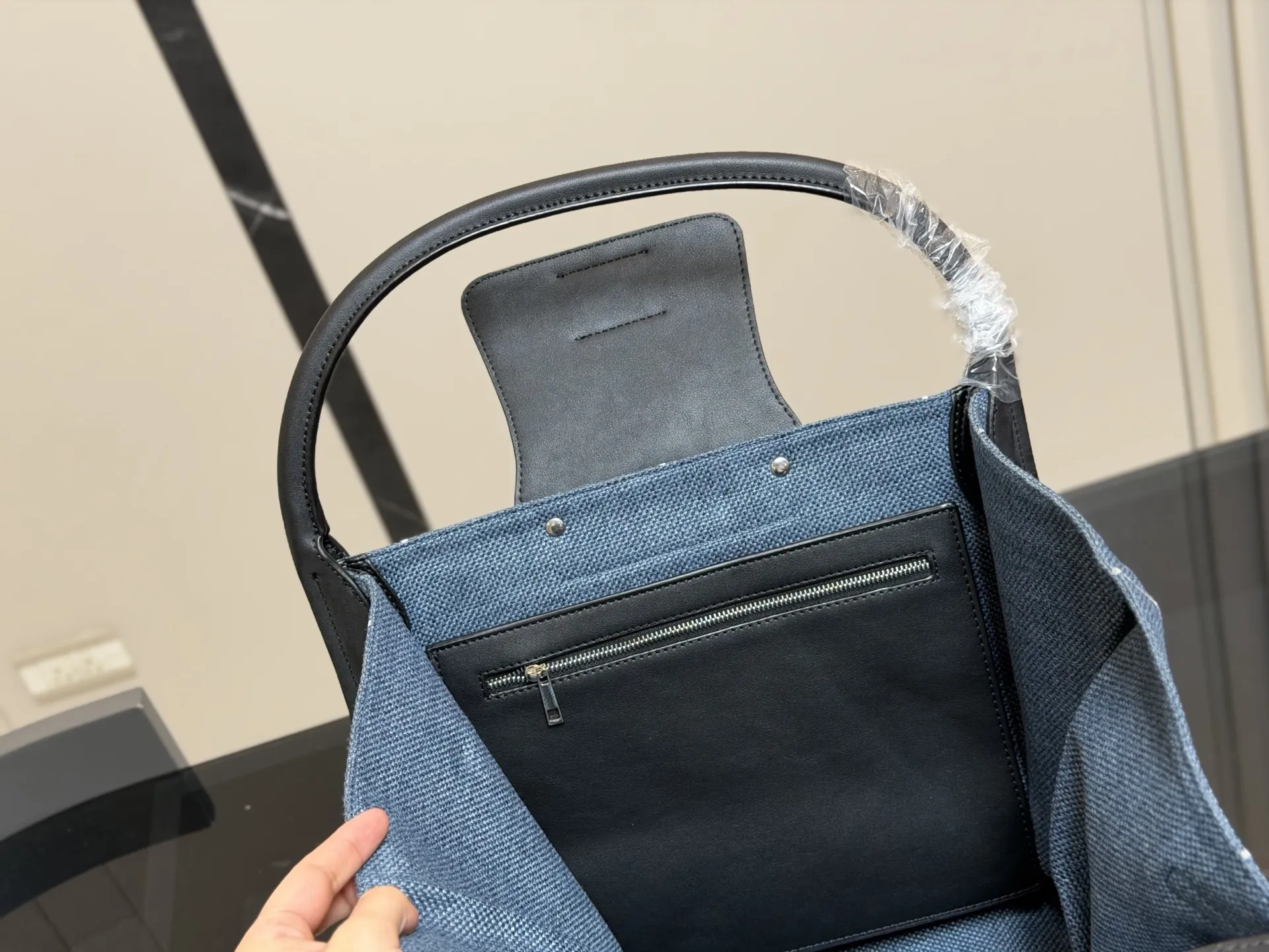 ¥130 赛琳 belt bag鲶鱼包, 简洁的线条, 柔软包的身, 牛皮🐂品质! 成为经典款IT bag之一 尺寸:32.31cm