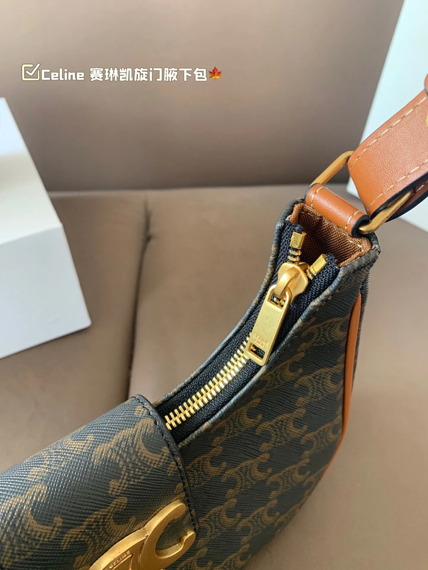 P135 size:22*12cm Celine 赛琳最新款凯旋门Eva腋下包💕 小巧优雅的月牙🌙形轮廓， 上身都是休闲感，真的太🔥了！ 容量可以满足当下出门需求， 夏天很方便的一款，超百搭‼️