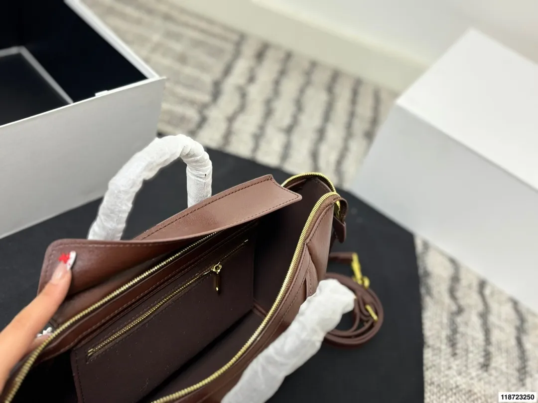 p240 尺寸25&times;19折叠盒 CELINE 赛琳New Luggage 手袋笑脸包 通勤休闲都很适合。 手提斜挎都OK，实用又优雅，CELINE经典