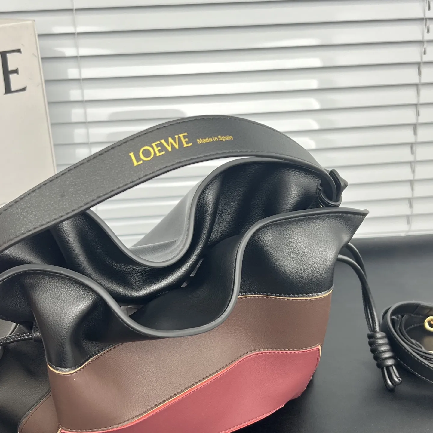 💰248包邮❗ 拼色 𝑳𝒐𝒆𝒘𝒆 Flamenco 福袋 可手提可斜挎 平纹牛皮 拉绳收紧 并打上标志性的盘绕结, “肩背 斜挎或手拿*可拆卸和可调式肩带*隐形式磁扣开合 尺寸 大号:29-24-10 cm ❌不退不换慎重下单❌