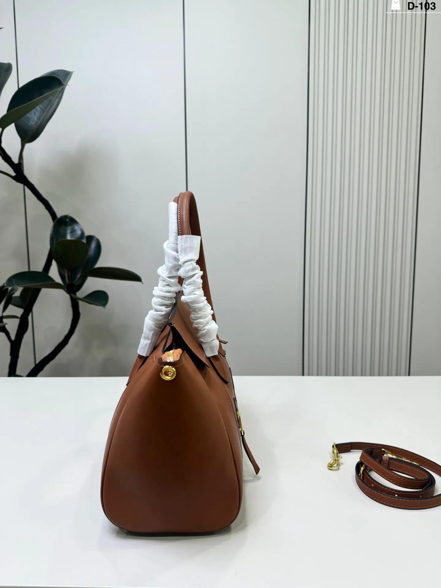 💰p200 D-103尺寸36×22 CELINE 赛琳New Luggage 手袋笑脸包 通勤休闲都很适合。 手提斜挎都OK,实用又优雅,CELINE经典