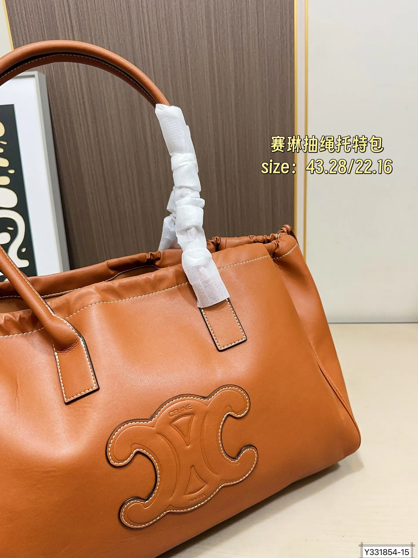 大号💰170 小号💰155 赛琳CELINE CABAS抽绳托特包CELINE 新出 手腕可随意弯曲，秋冬搭大衣也妥妥滴！随手拍都很高级～手提着真的太可爱优雅了。 尺寸：43 28/22.16