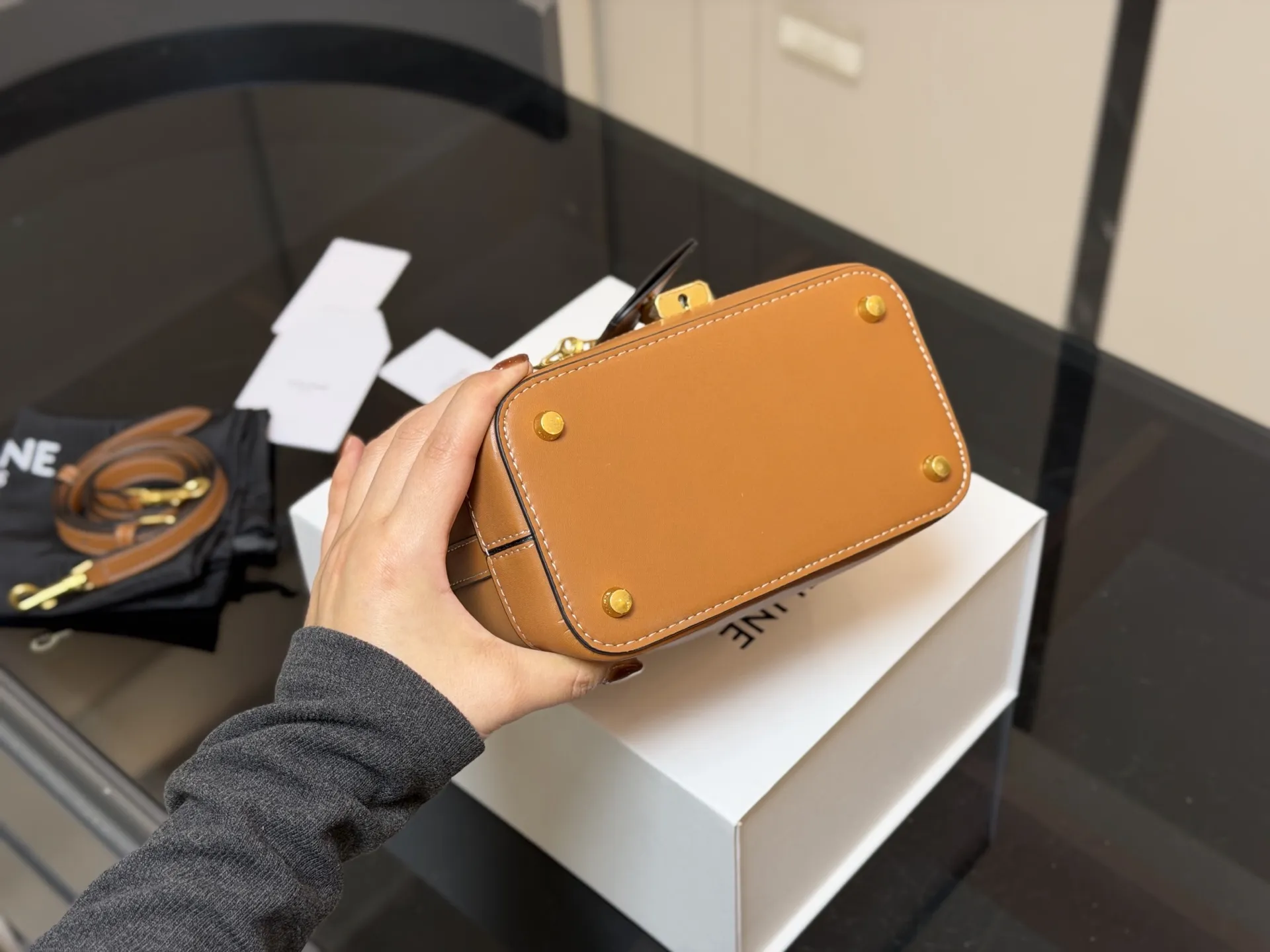 ¥190 配折叠盒 赛琳CELINE 复古斜挎包 真的很有气质的款式容量是我喜欢的 不大却很能装质感不用多说 真的很华丽漂亮和实用兼顾无须多言 尺寸:18.13cm