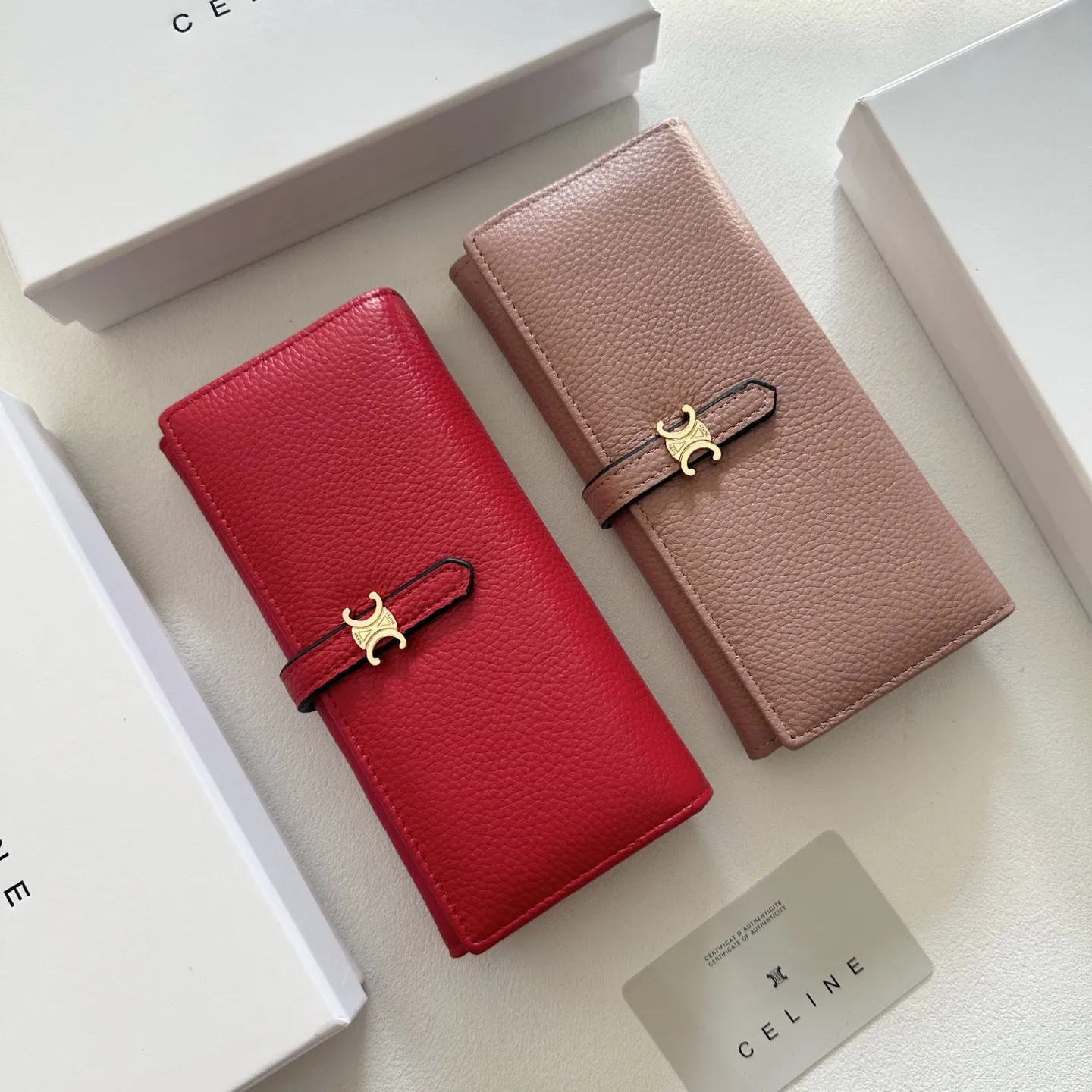 P95🎀🎀颜色 黑 粉 红🎀尺寸 19x10🎀赛琳爆款牛皮两折钱包🔥款式经典做工精细耐磨耐用手感极佳❤️