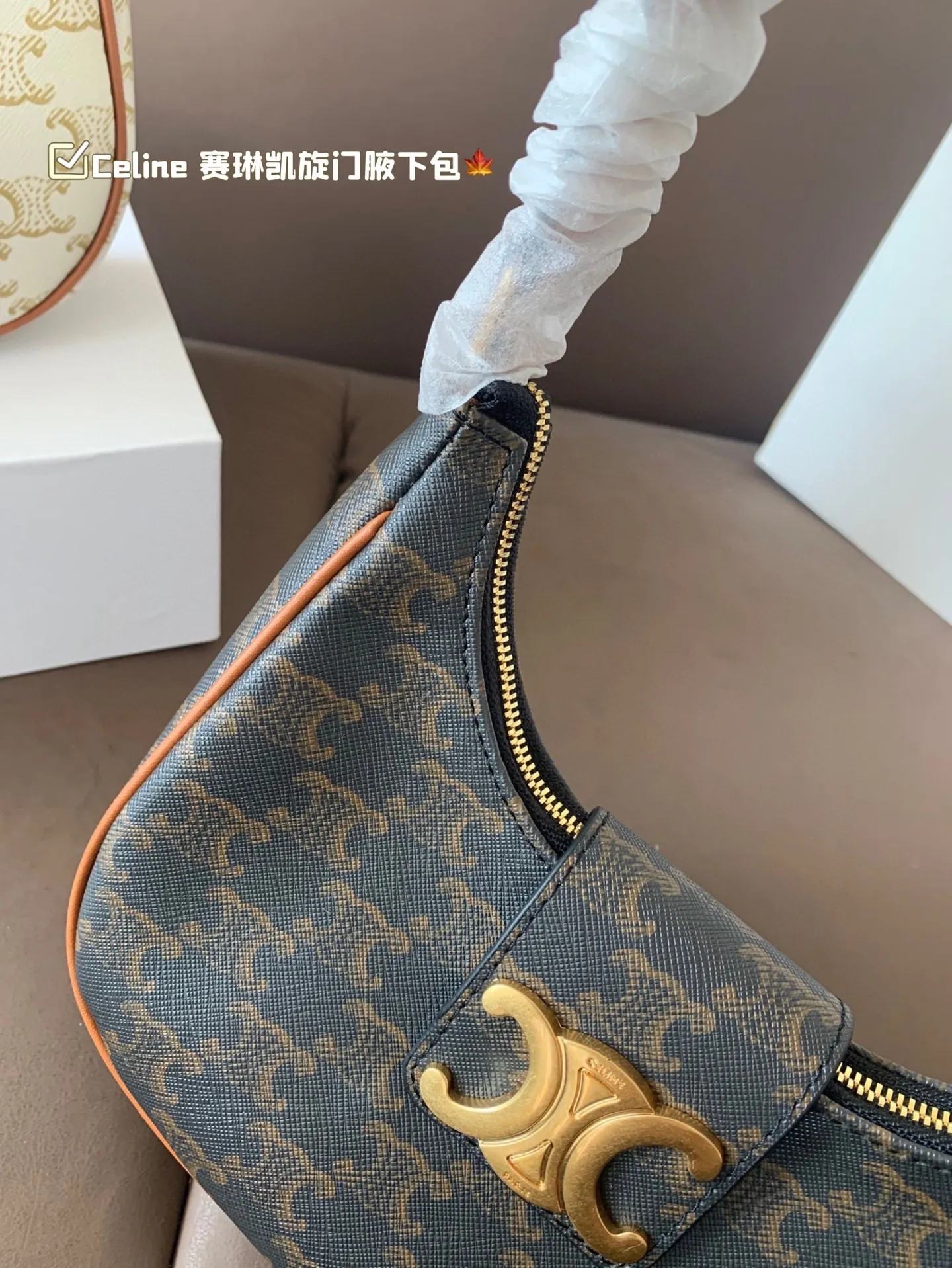 P135 size:22*12cm Celine 赛琳最新款凯旋门Eva腋下包💕 小巧优雅的月牙🌙形轮廓， 上身都是休闲感，真的太🔥了！ 容量可以满足当下出门需求， 夏天很方便的一款，超百搭‼️