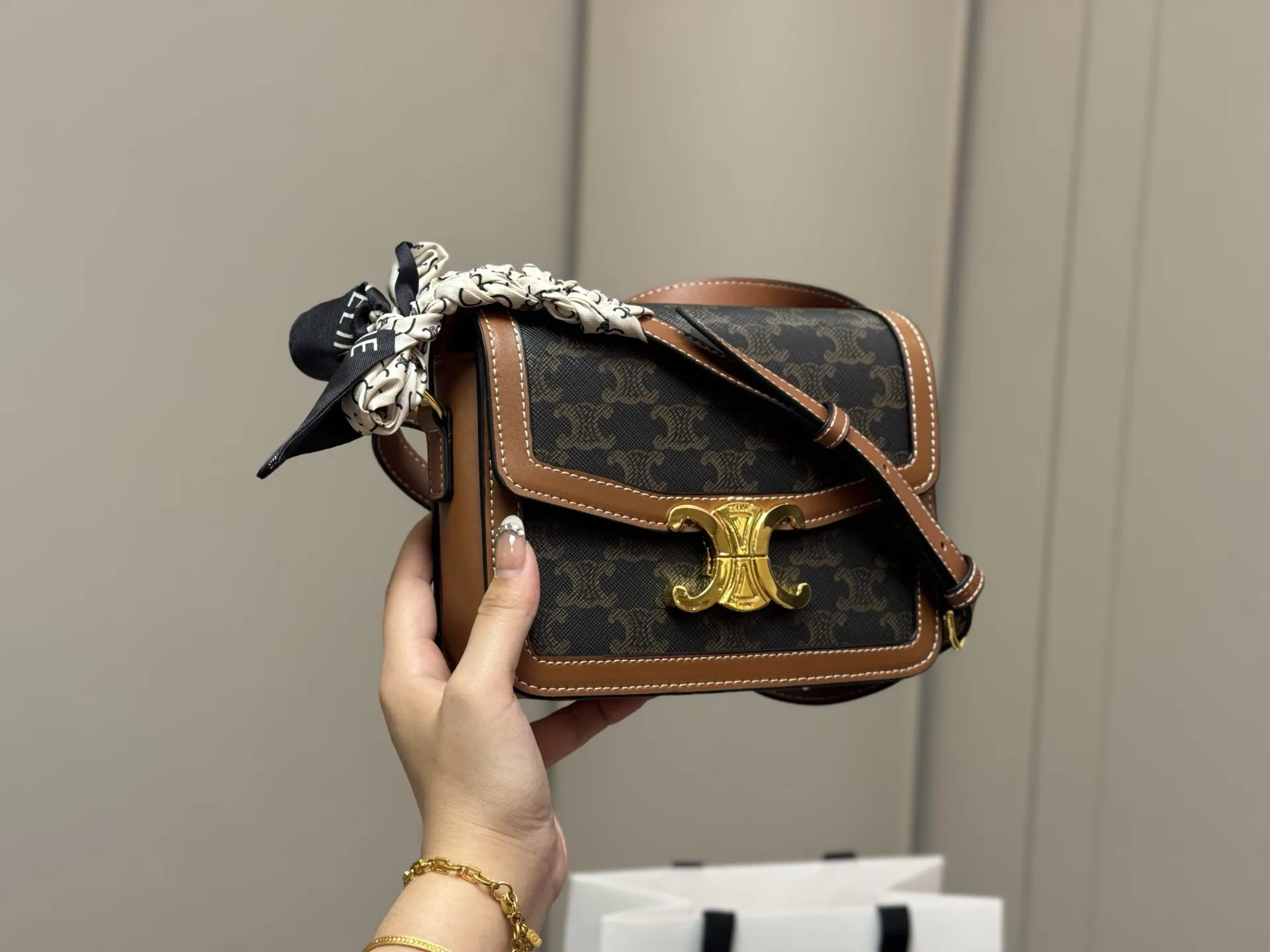 ¥180 ¥190 配折叠盒 尺寸:23cm*17(大) 19cm*15(小) 赛琳 凯旋门! 很高端!很高级! 很适合🈴️四季! ⚠️牛皮!牛皮!