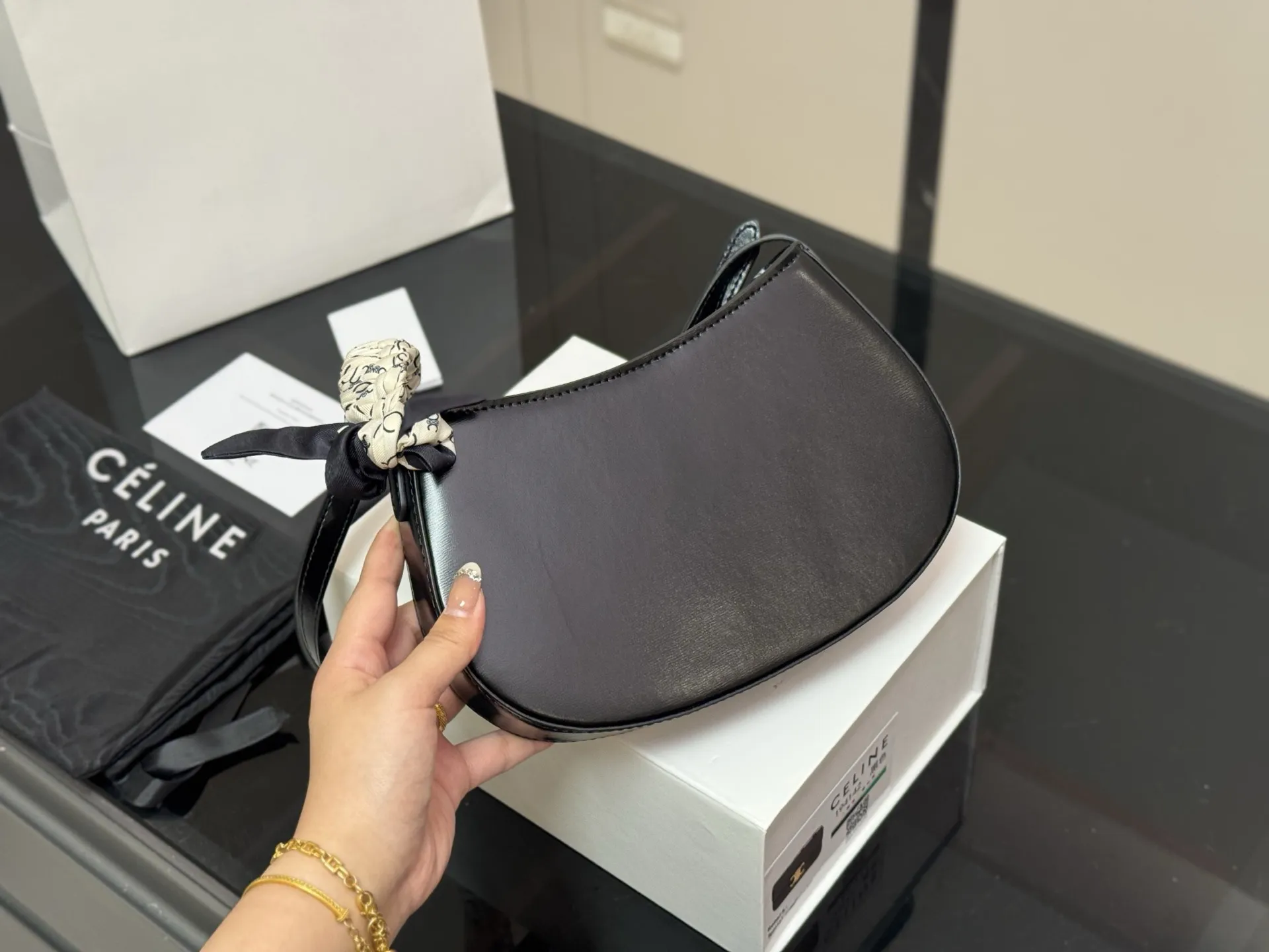 &yen;160 配盒 size：23*13cm celine tilly 好看又好用的包 2025新款小可爱Tilly 复古性感百搭小包 赛琳不容错过！！ ⚠️牛皮皮质