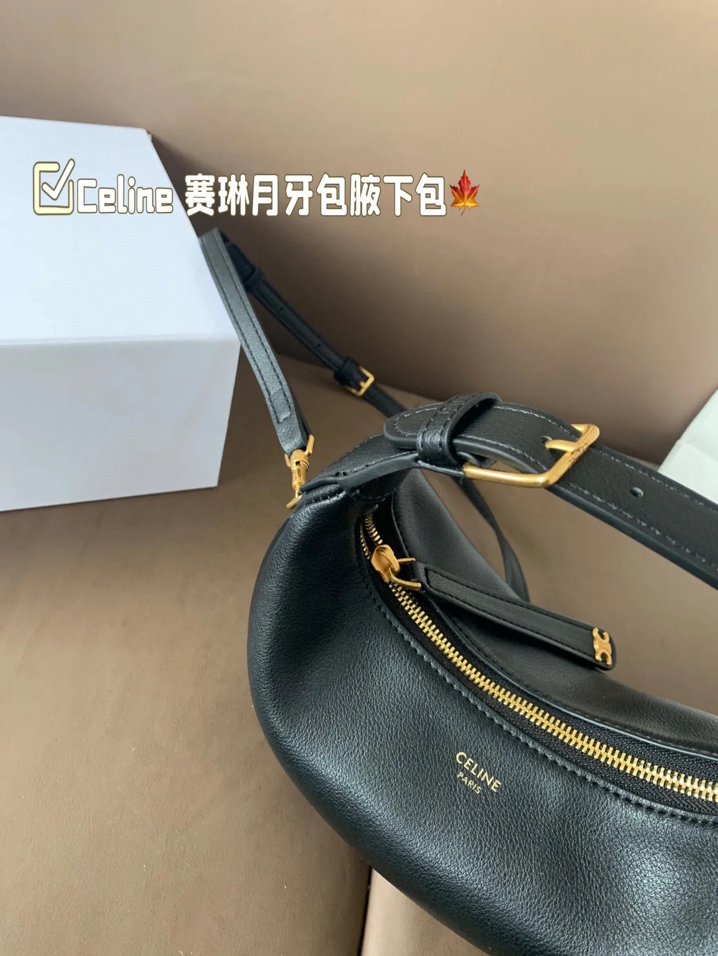 P150 size:22*15 Celine 赛琳最新款腋下包💕 小巧优雅的月牙🌙形轮廓, 上身都是休闲感,真的太🔥了! 容量可以满足当下出门需求, 夏天很方便的一款,超百搭‼️