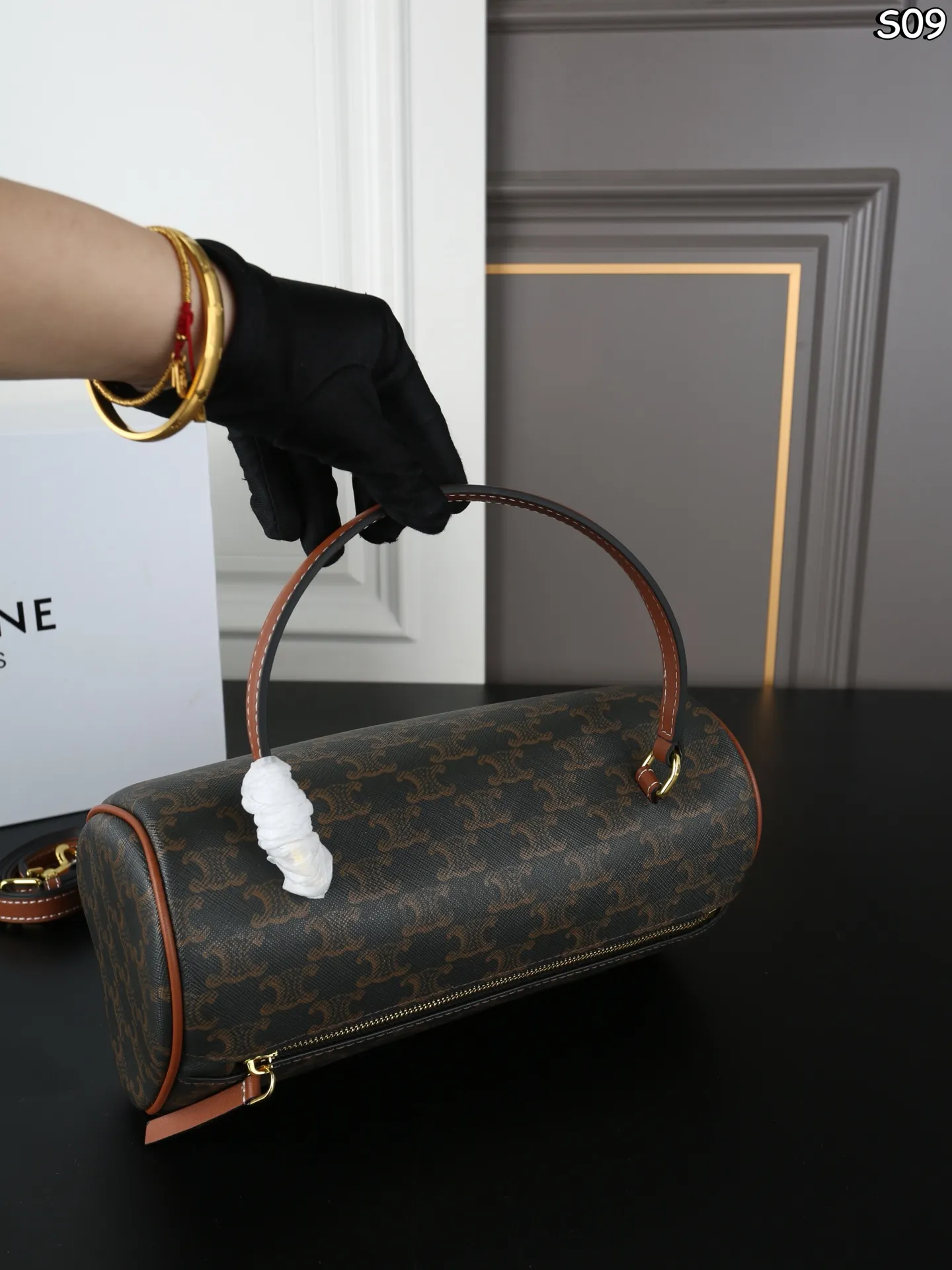 P155 折叠盒 CELINE赛琳 Triomphe CYLINDER 老花 圆筒包 手提包 CELINE老花家族新成员 CYLINDER圆柱体手提包 轻便舒适 经典老花配色 🉑手拎🉑肩背 简直是深得我心 自重特别轻便的同时包型也都别出心裁 像这款长手柄的CYLINDER我都能想象到秋冬了手腕在驼色羊绒大衣上会有多么的精彩绝伦 尺寸:26×13