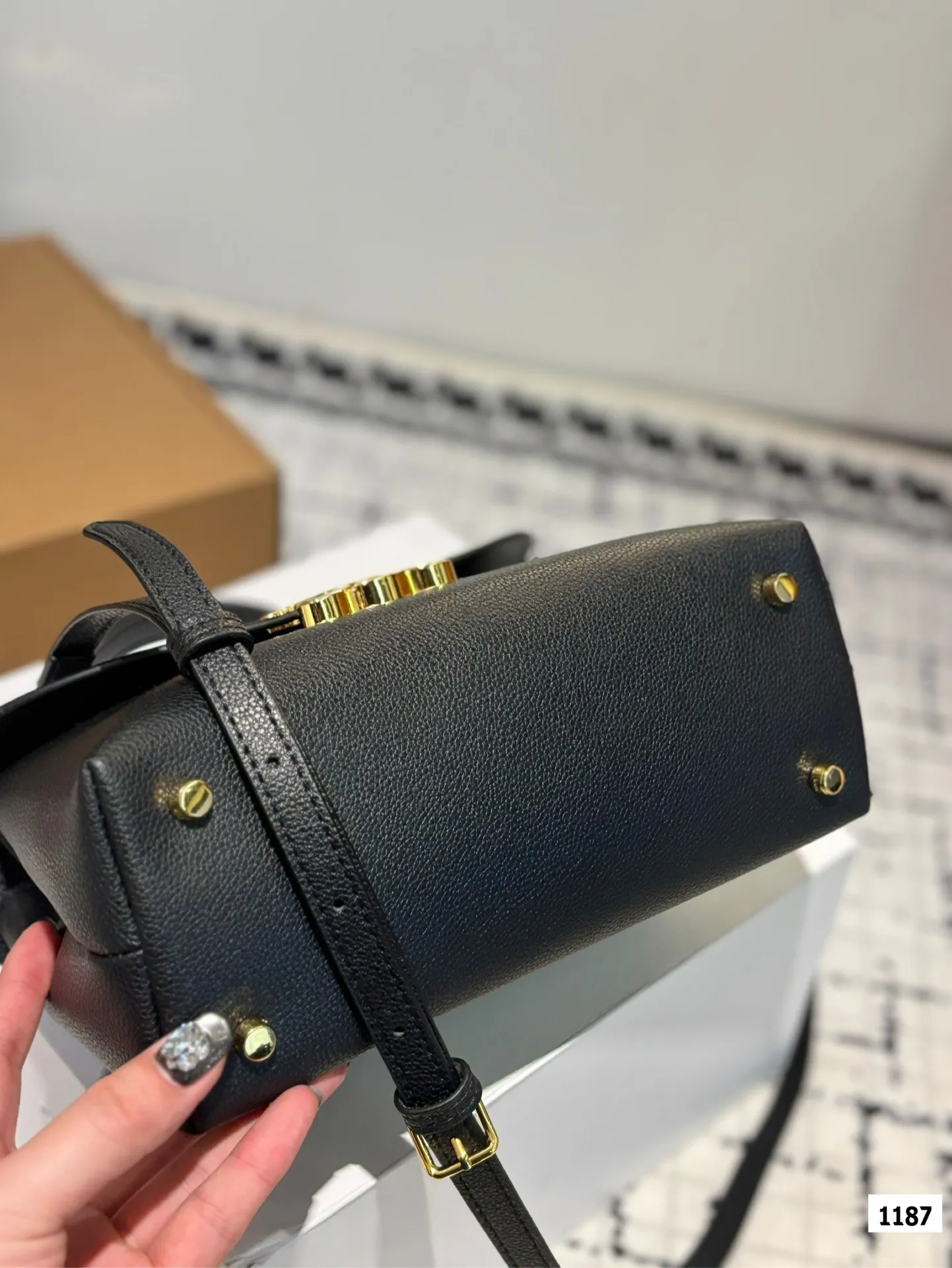 P185-p175 配盒子 Celine一眼心动V赛琳最新款凯旋门] 赛琳最新款凯旋门手提包 长方形的轮廓复古感满满~ 随便穿什么搭配这个包都是高级风 尺寸：25 18 20 14