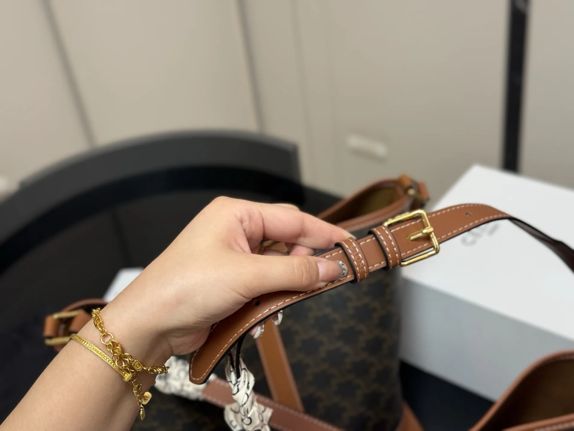 ¥160 ¥150 配折叠盒 size:25*27cm 18.22cm Celine 赛琳水桶包 这谁抵得住啊! 一年四季都可以用的水桶! 一直很喜欢老花的包 老花色经典极搭! 颜值超级在线哦