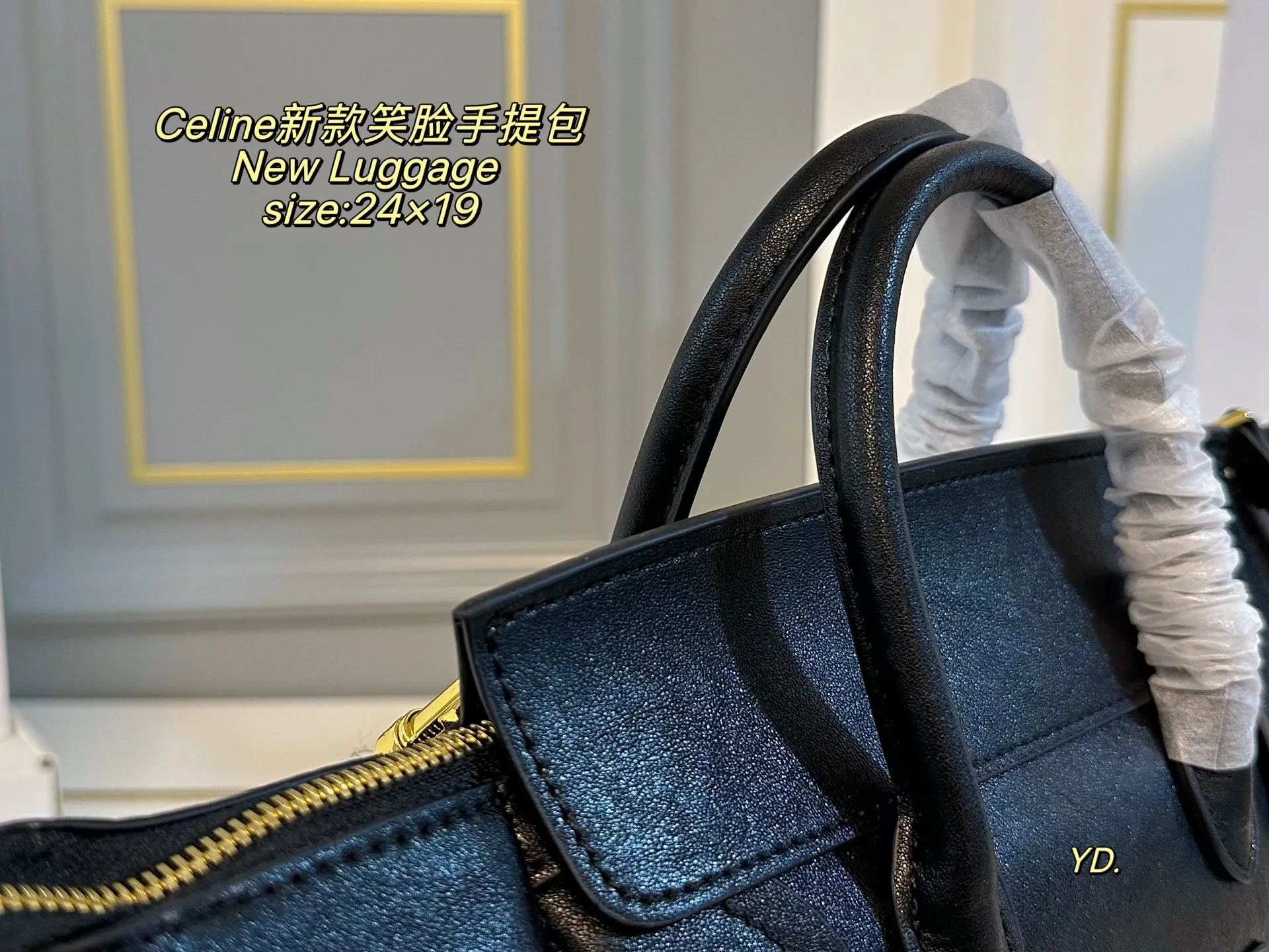 P240(折叠盒) size:24×19 Celine 赛琳新款New Luggage笑脸😊手提包💕 赛琳的luggage系列, 也就是我们俗称的笑脸包, 皮质细腻,时尚百搭 配有长肩带,🉑斜挎可手提 精致的缝线工艺使轮廓更加流畅自如