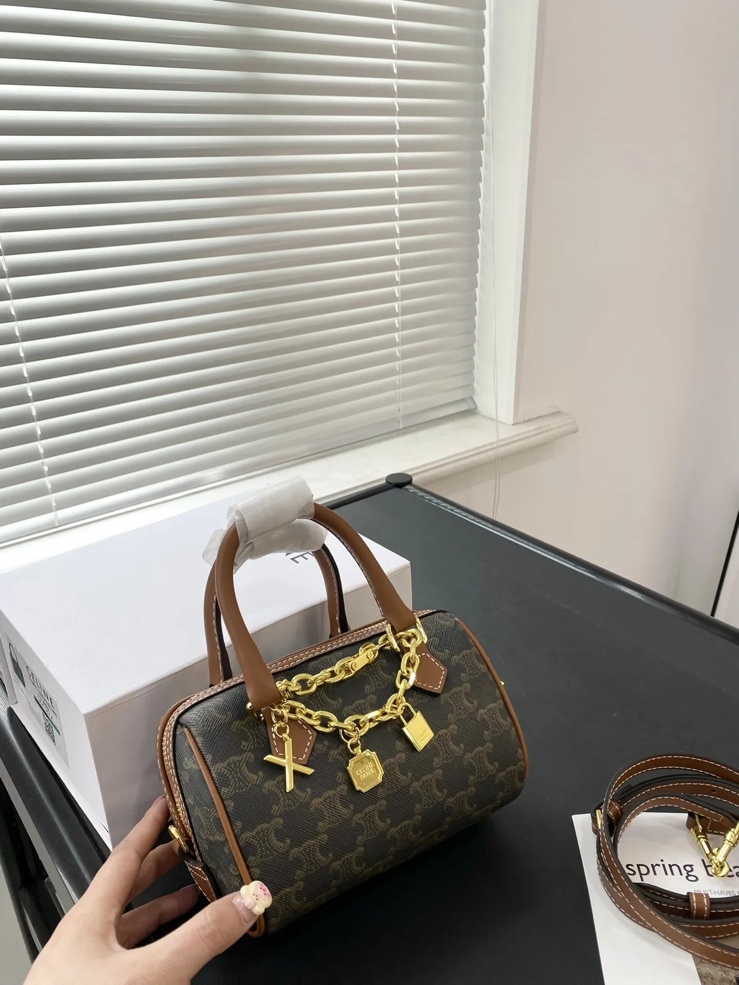 🅿️130配礼盒✅🔜 【尺寸】14*10 赛琳迷你枕头CELINE的 凯旋门系列 TRIOMPHE BOSTON 波士顿包,据说它是以前美国波士顿大学生很喜欢用的一种提包,因此得名。 波士顿包有两个重要特点,一个是便干携带、 一个是不论包里是塞满东西或者空着、半满,包包外形都依然坚挺,给人一种扎实、稳固的感觉~#Celine #复古穿搭6569