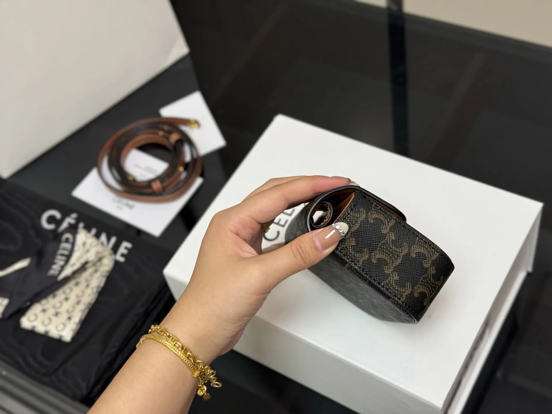 ¥140 配盒 size:10*12cm 赛琳迷你 硬币包 配牛皮 绝对可以荣登mini包着货量第一名了~ 想想都觉得要萌化了~