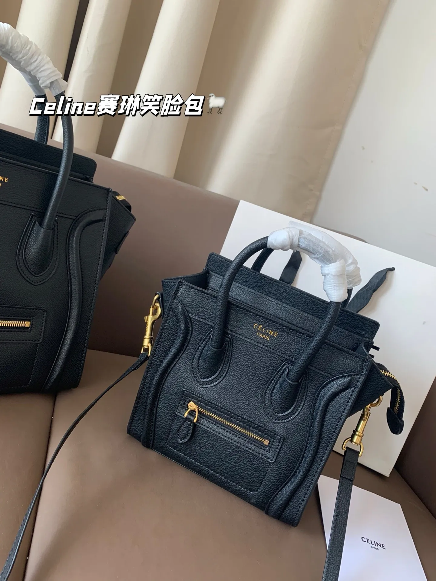 大P190 小P185 作为造型独特、极具辨识度的包包， Celine赛琳&mdash;笑脸包 无疑凭借其囧脸造型赢得众多关注。 Celine凭借这款笑脸包冲出欧洲，一跃成为一时最火的品牌尺寸26&times;25/20&times;20折叠盒