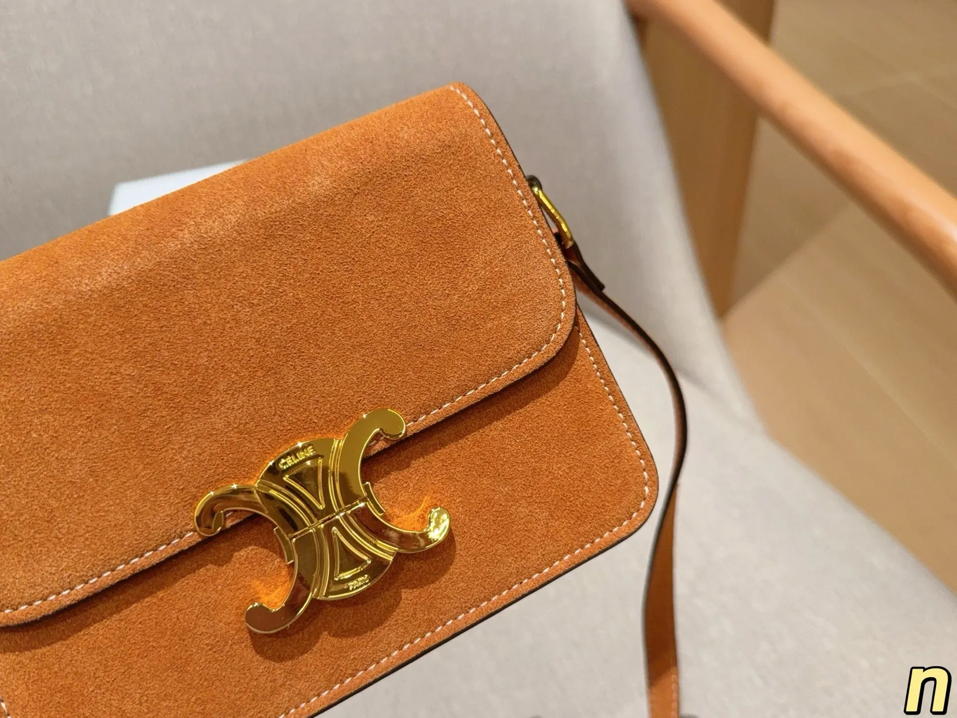 💰170 赛琳Celine 经典麂皮绒凯旋门豆腐包 尺寸18cm 礼盒包装🎁