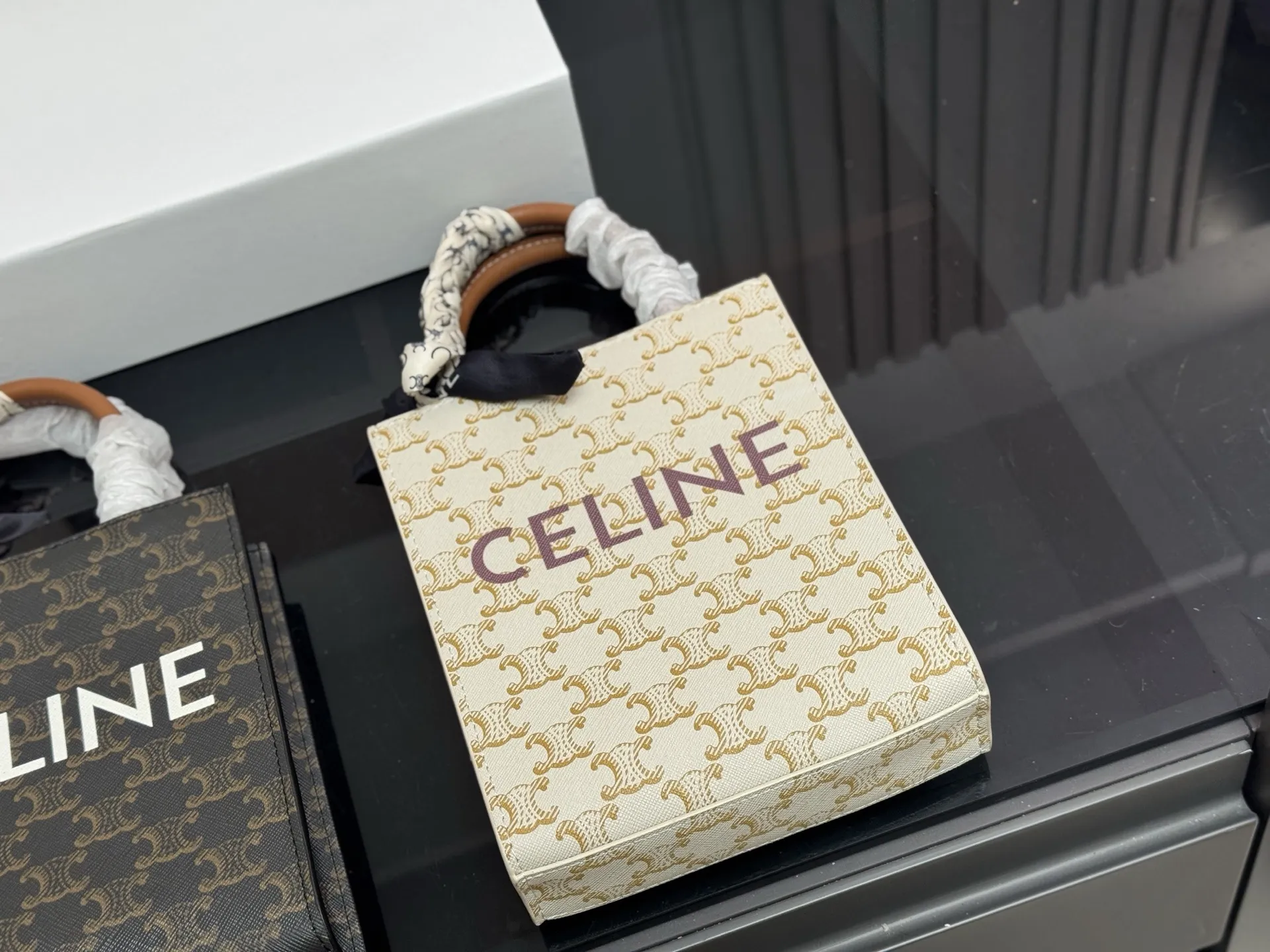 &yen;150 配折叠盒 size：17*21cm celine 老花 mini 琴谱 赛琳老花耐看耐用 可爱又超级大气的一款！ 它绝对是四季款！ydds