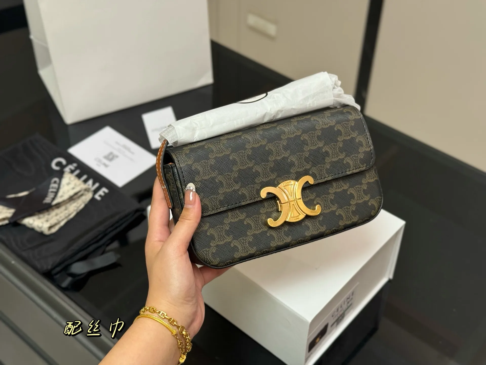 &yen;140 配盒 CELIN.Triomphe 配牛皮 赛琳最新款凯旋门腋下包 长方形的轮廓复古感满满～ 随便穿什么搭配这个包都是高级风 尺寸：20.10cm