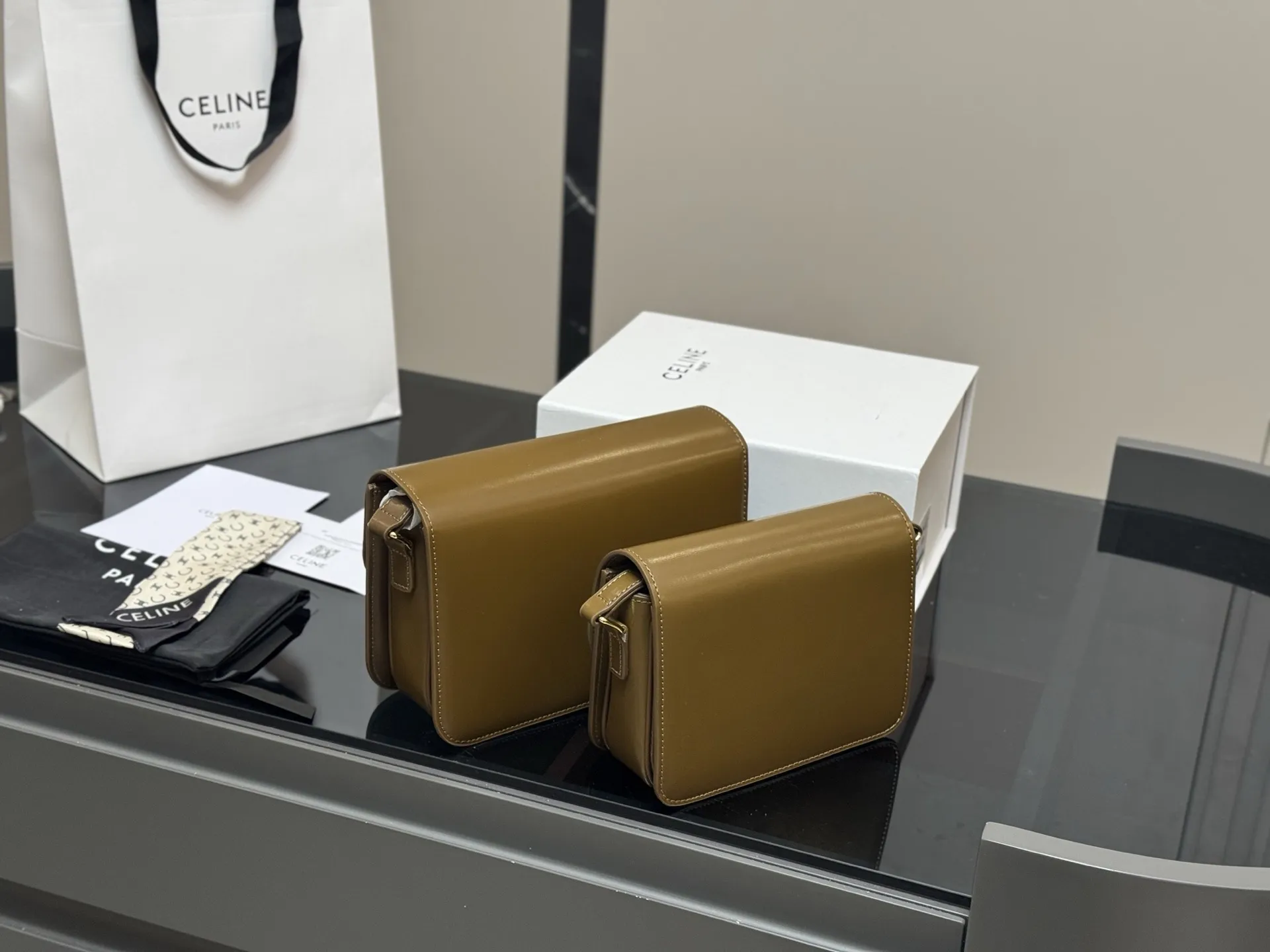 &yen;185 &yen;195 配折叠盒 尺寸：23cm*17（大） 19cm*15（小） 赛琳 凯旋门！ 很高端！很高级! 很适合🈴️四季！ ⚠️牛皮！牛皮！