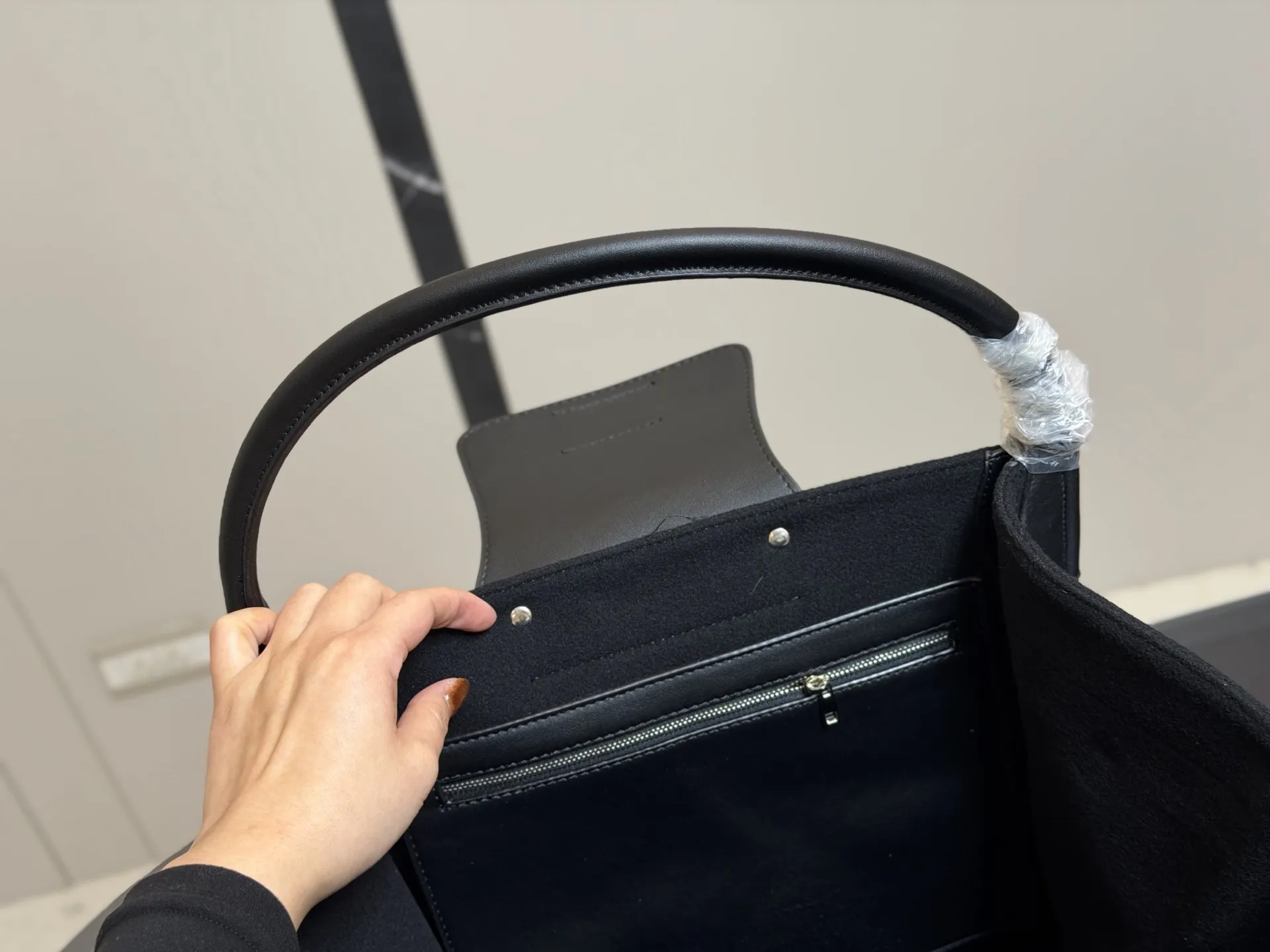 ¥130 赛琳 belt bag鲶鱼包, 简洁的线条, 柔软包的身, 牛皮🐂品质! 成为经典款IT bag之一 尺寸:32.31cm