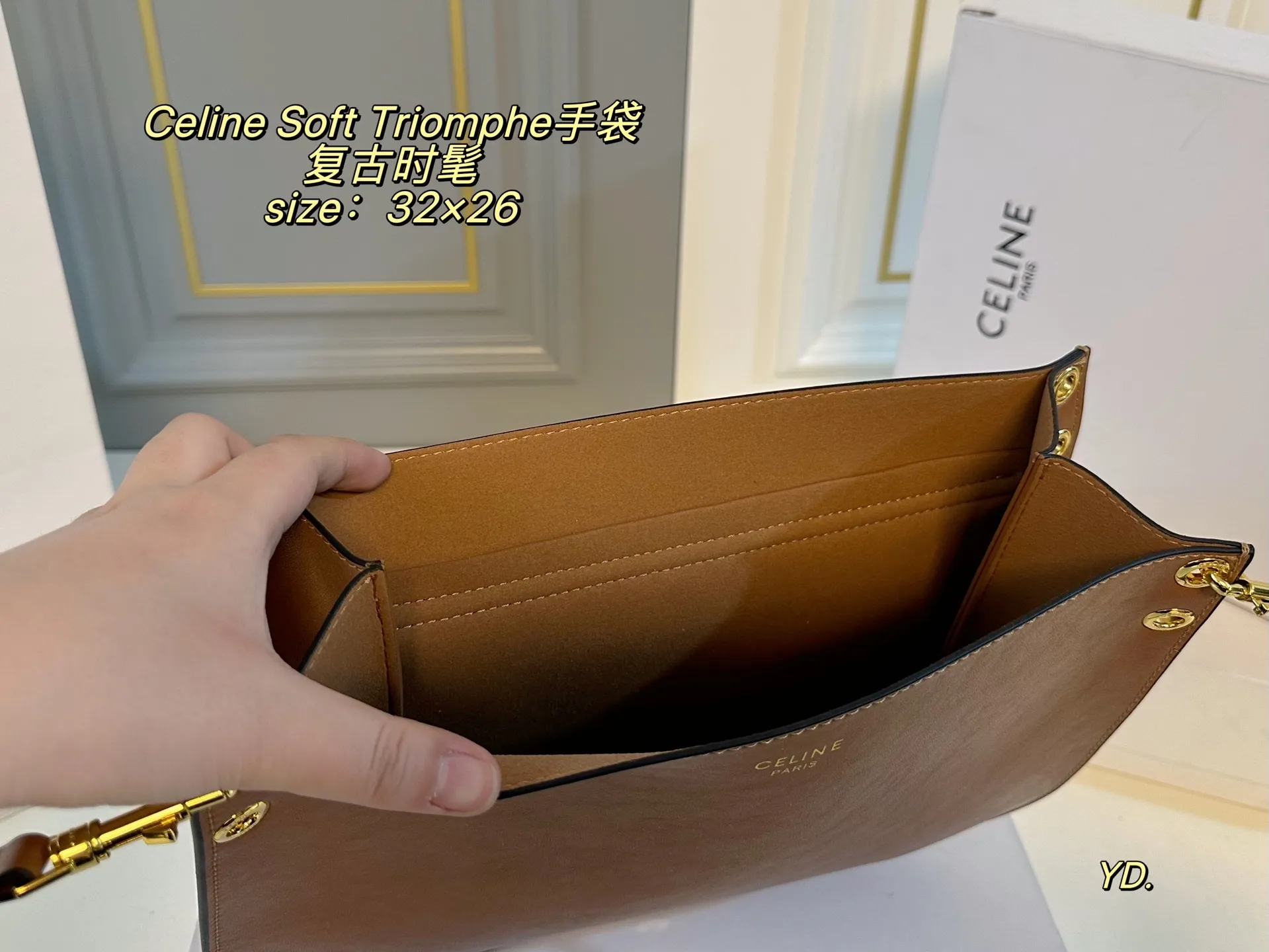 P210(折叠盒) size:32×26 Celine 赛琳新款Soft Triomphe 手袋💕 圆弧形底部造型,俏皮可爱! 金属凯旋门吸扣开合,质感高级~ 肩带可调节,斜挎or单肩随心切换 法式慵懒风轻松拿捏,复古又时髦🆒