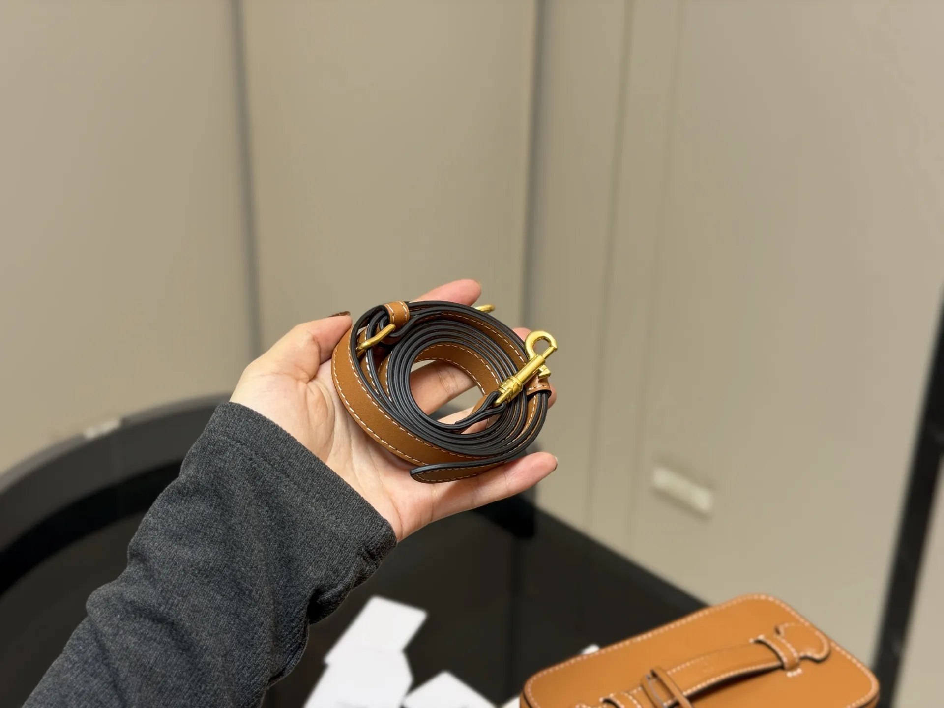 &yen;190 配折叠盒 赛琳CELINE 复古斜挎包 真的很有气质的款式容量是我喜欢的 不大却很能装质感不用多说 真的很华丽漂亮和实用兼顾无须多言 尺寸:18.13cm