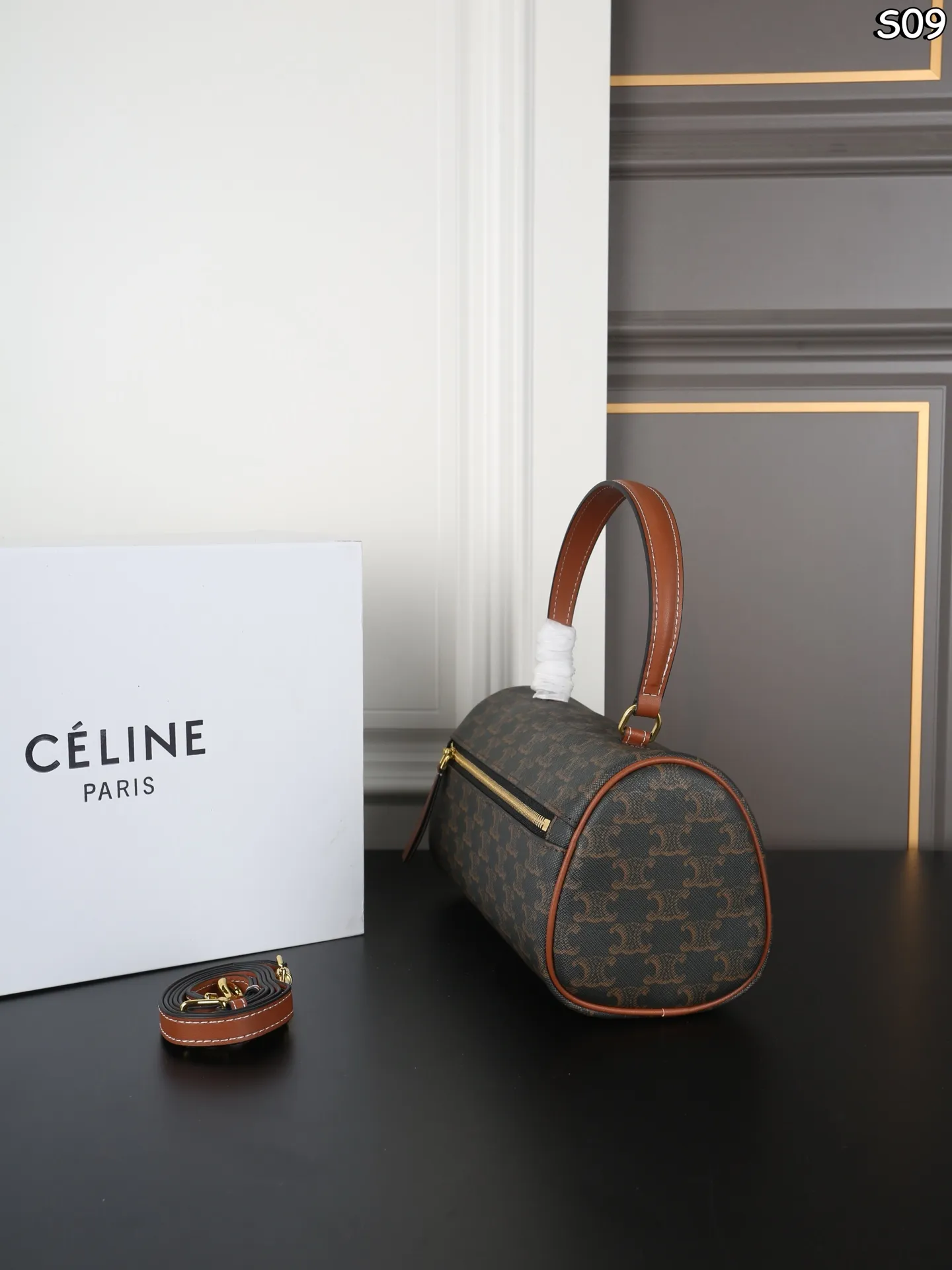 P155 折叠盒 CELINE赛琳 Triomphe CYLINDER 老花 圆筒包 手提包 CELINE老花家族新成员 CYLINDER圆柱体手提包 轻便舒适 经典老花配色 🉑手拎🉑肩背 简直是深得我心 自重特别轻便的同时包型也都别出心裁 像这款长手柄的CYLINDER我都能想象到秋冬了手腕在驼色羊绒大衣上会有多么的精彩绝伦 尺寸：26&times;13