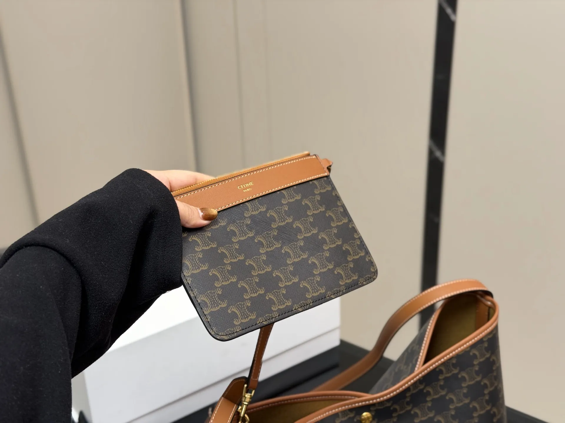 ¥190 配盒 赛琳CELINE|SOFT SHOPPER托特包 超轻,带一个子母包,容量很大,阔以放电脑, 适合搭配秋冬~ 我先心动了姐妹们 尺寸:33.24cm