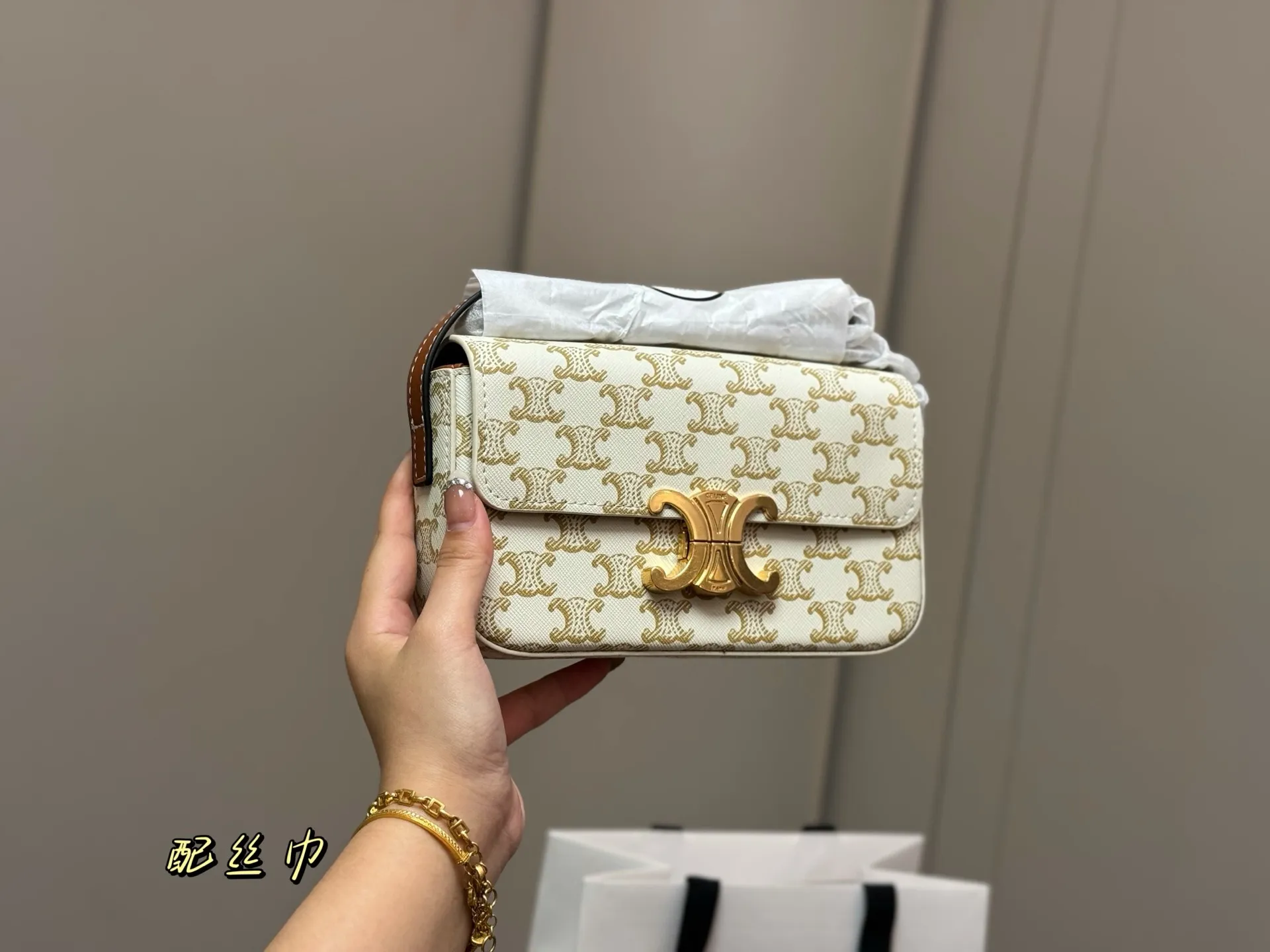 ¥140 配盒 CELIN.Triomphe 配牛皮 赛琳最新款凯旋门腋下包 长方形的轮廓复古感满满~ 随便穿什么搭配这个包都是高级风 尺寸:20.10cm