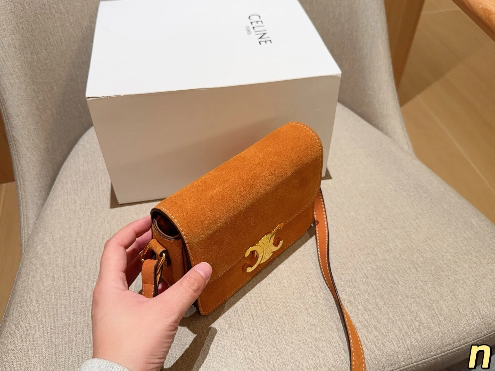 💰170 赛琳Celine 经典麂皮绒凯旋门豆腐包 尺寸18cm 礼盒包装🎁